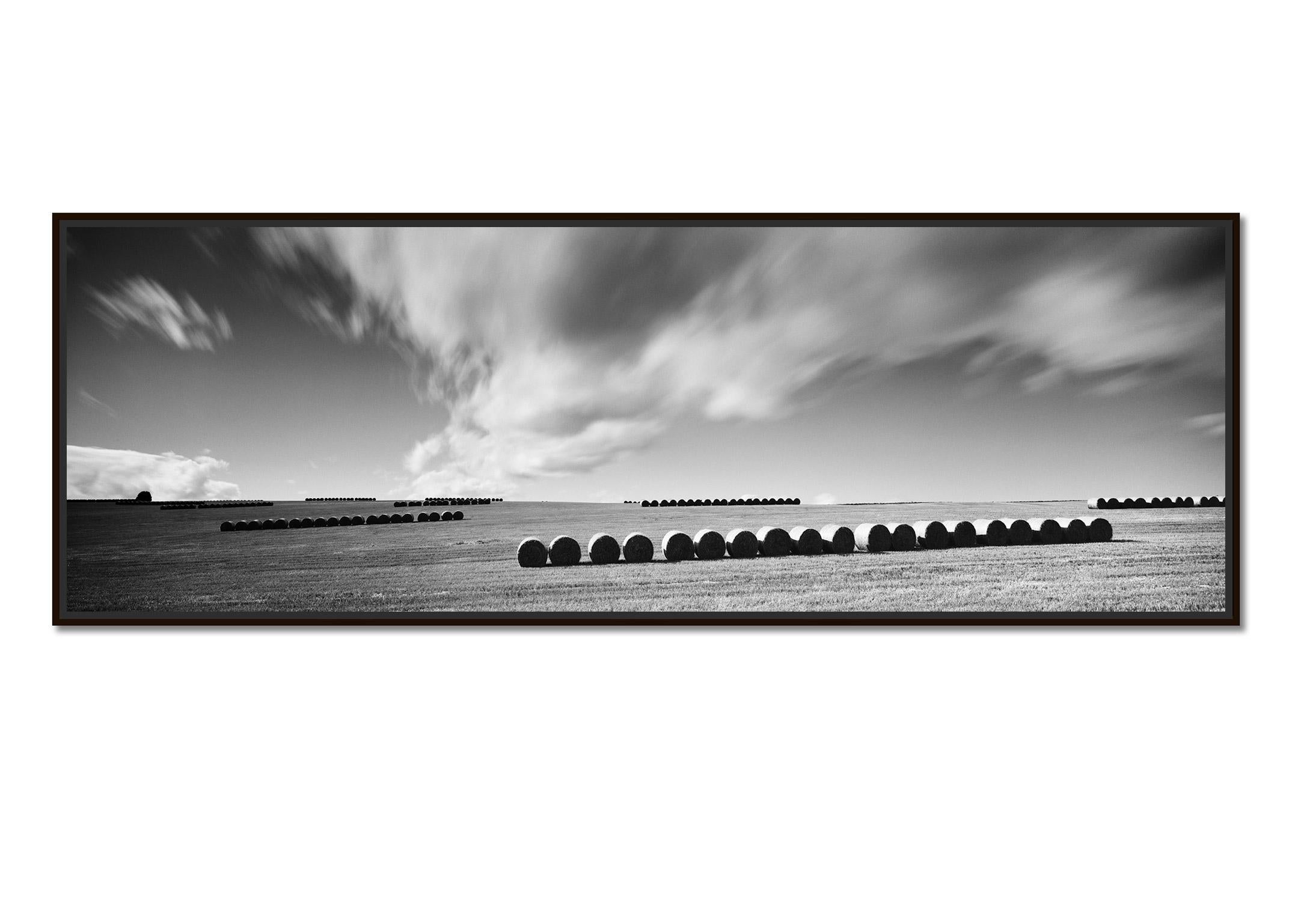 M. Monk Panorama, terres agricoles, bottes de paille, photo de paysage en noir et blanc. - Photograph de Gerald Berghammer