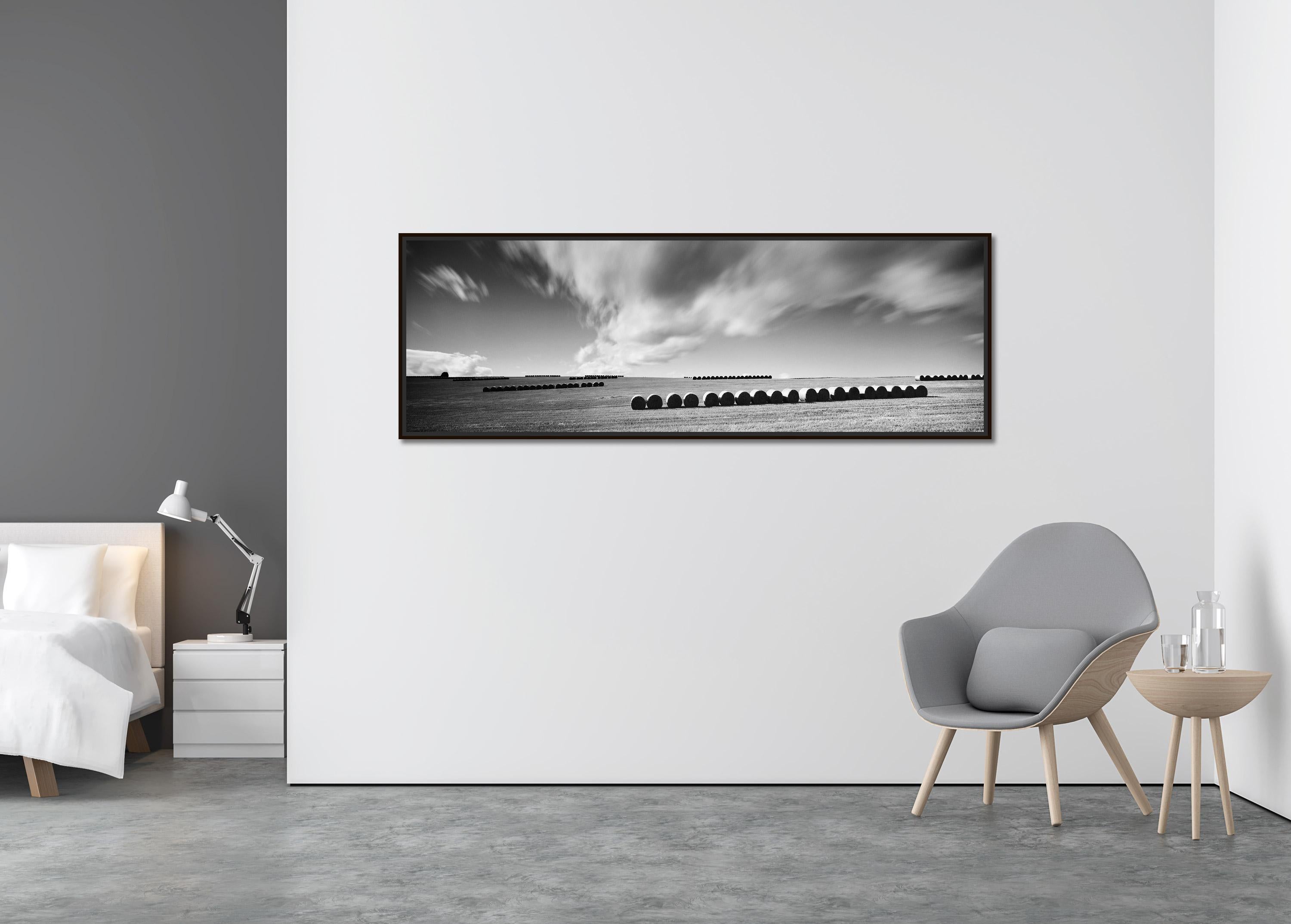M. Monk Panorama, terres agricoles, bottes de paille, photo de paysage en noir et blanc. - Contemporain Photograph par Gerald Berghammer