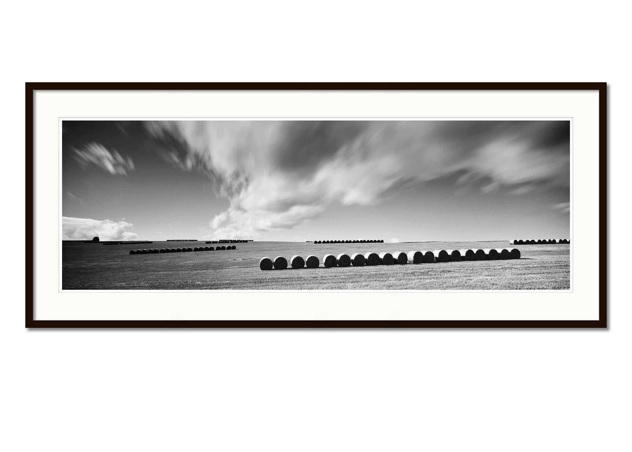 M. Monk Panorama, terres agricoles, bottes de paille, photo de paysage en noir et blanc. - Gris Black and White Photograph par Gerald Berghammer
