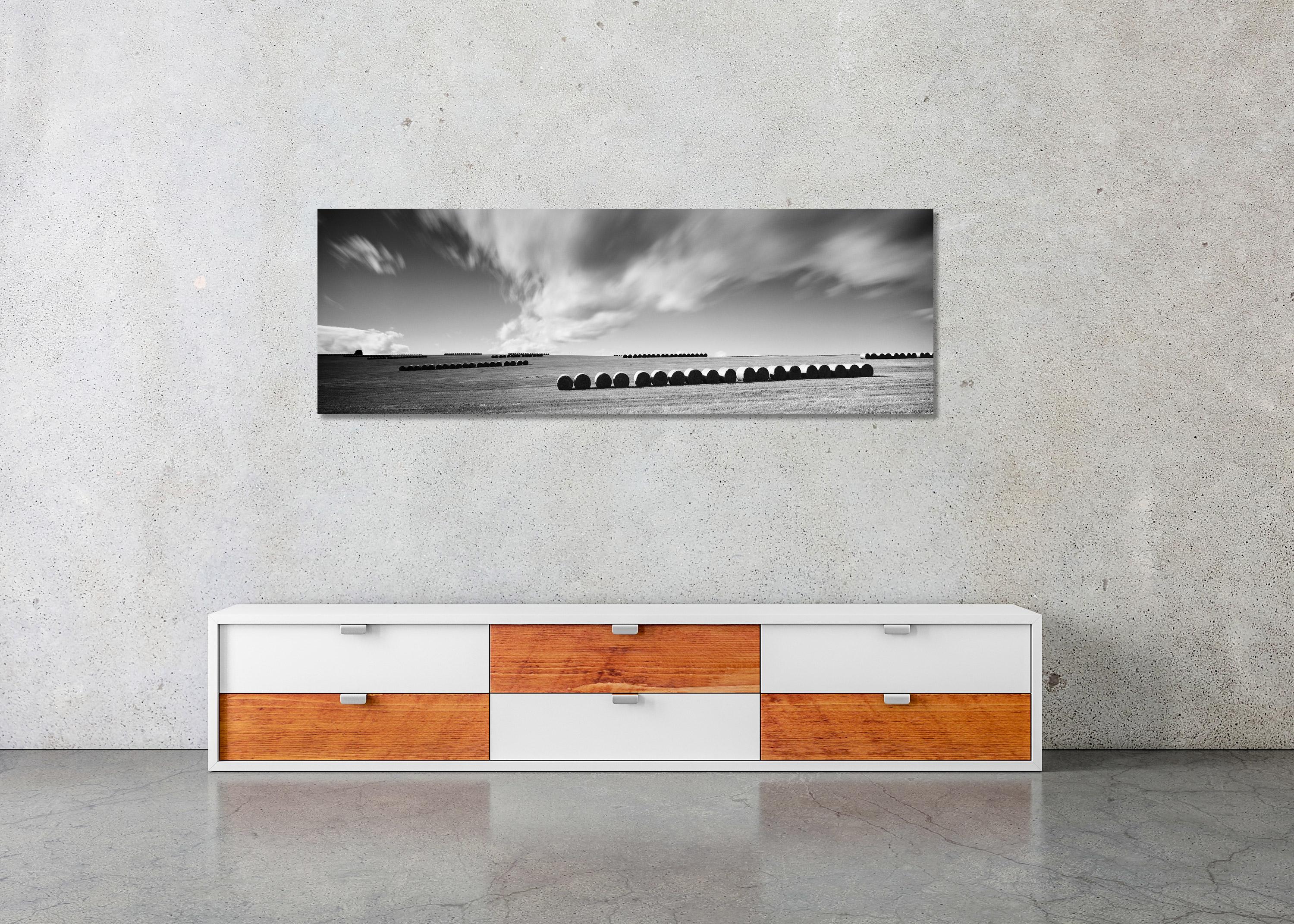 M. Monk Panorama, terres agricoles, bottes de paille, photo de paysage en noir et blanc. en vente 1