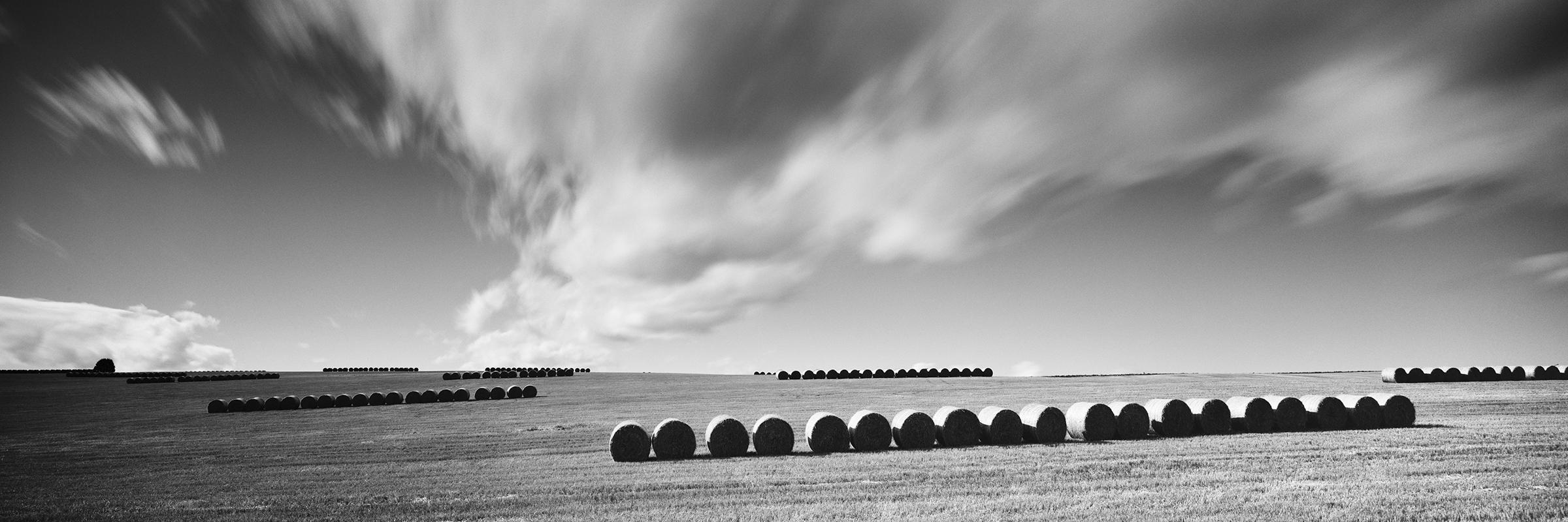 Black and White Photograph Gerald Berghammer - M. Monk Panorama, terres agricoles, bottes de paille, photo de paysage en noir et blanc.