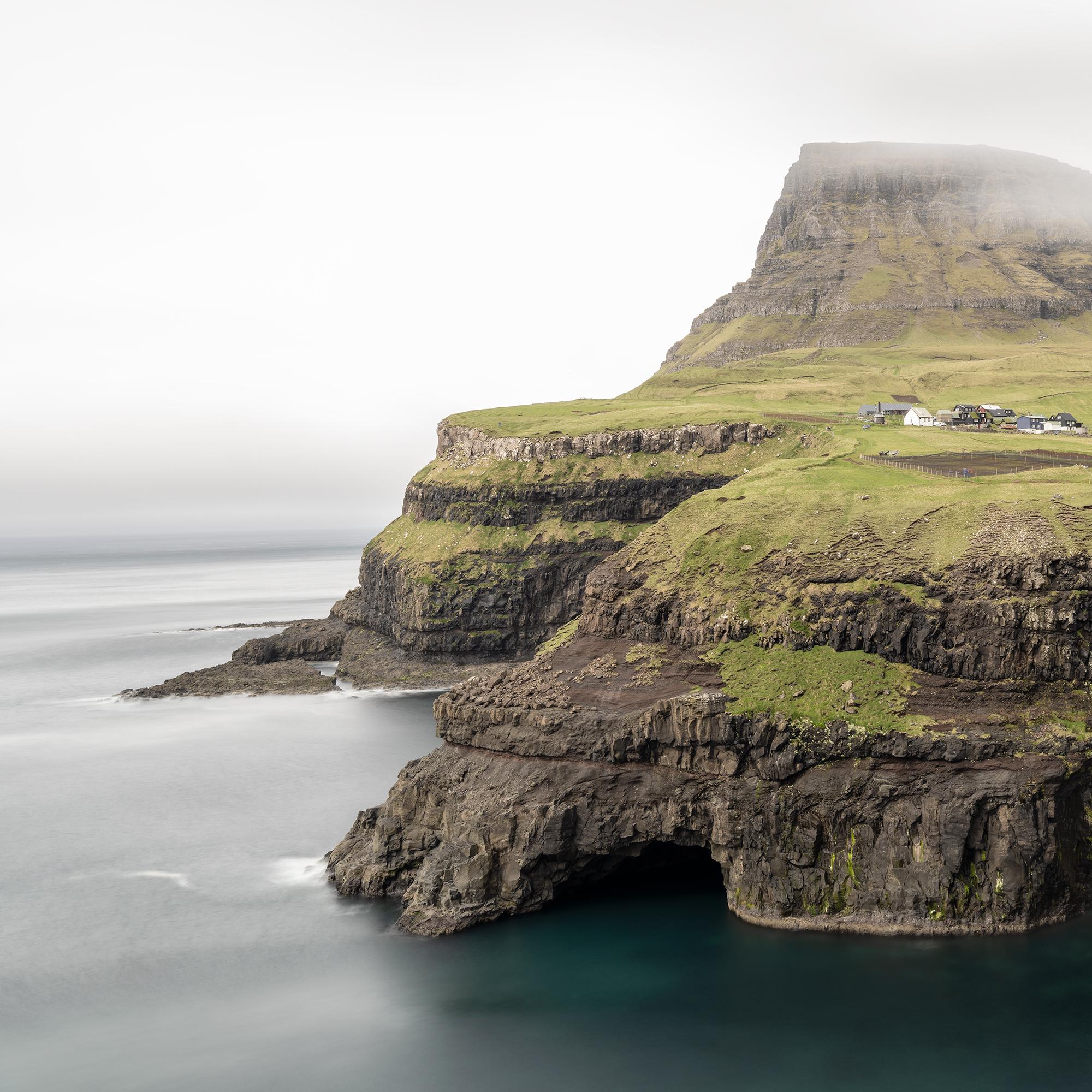 Cascada de Mulafossur, pueblo de Gasadalur, Islas Feroe - paisaje en color en venta 5