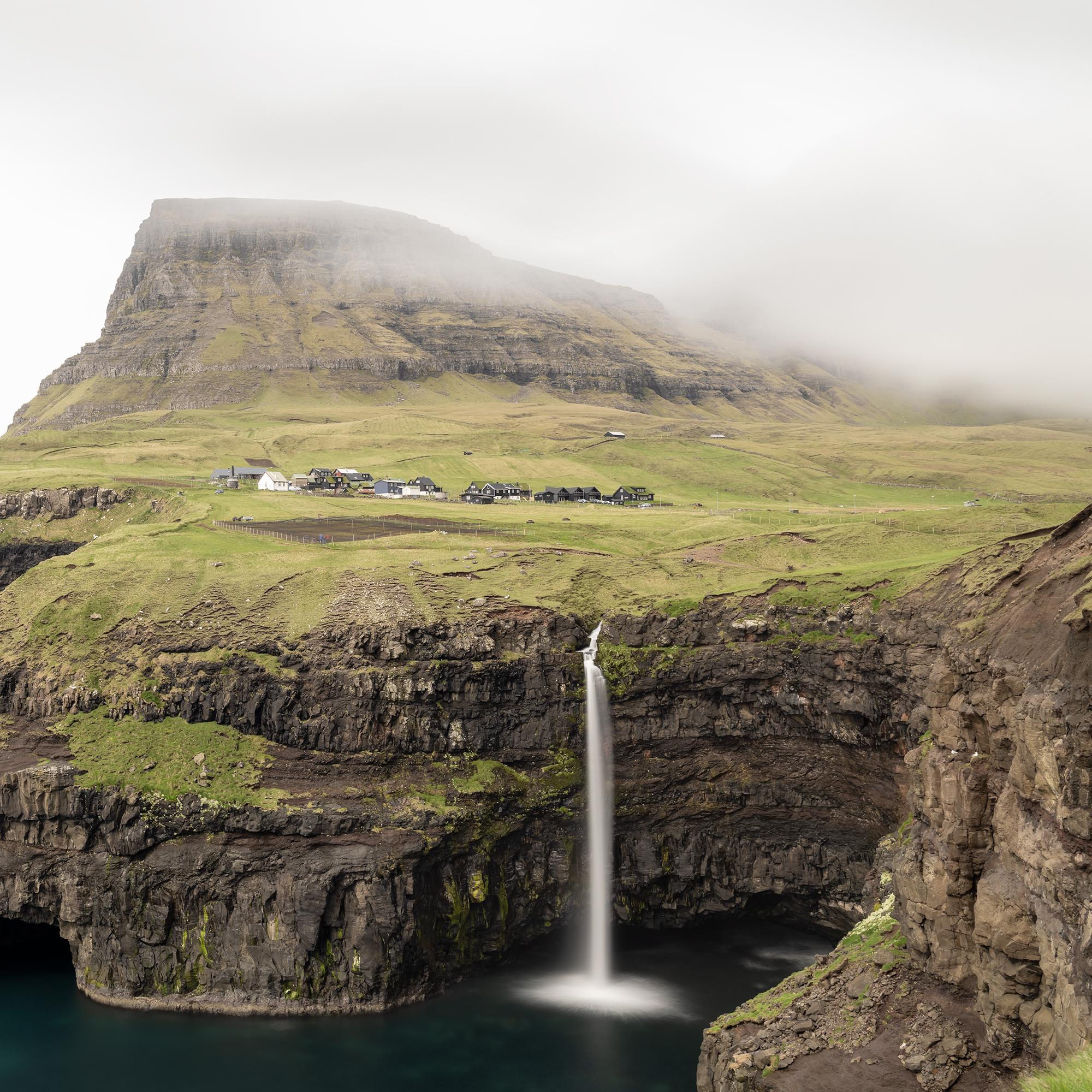 Cascada de Mulafossur, pueblo de Gasadalur, Islas Feroe - paisaje en color en venta 6