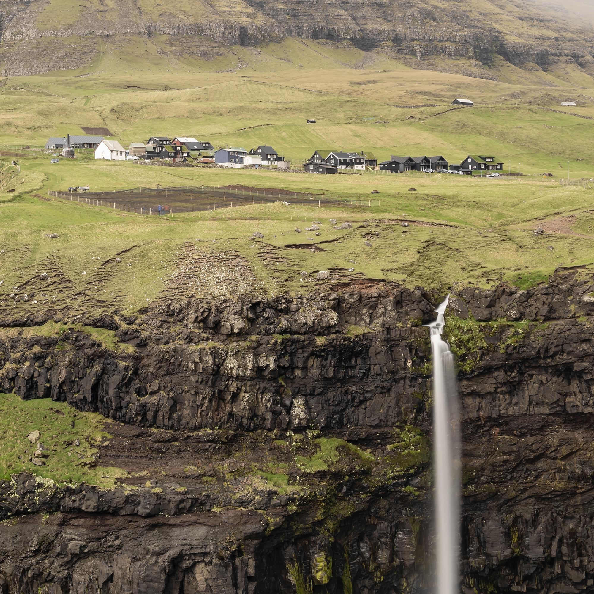 Cascada de Mulafossur, pueblo de Gasadalur, Islas Feroe - paisaje en color en venta 7