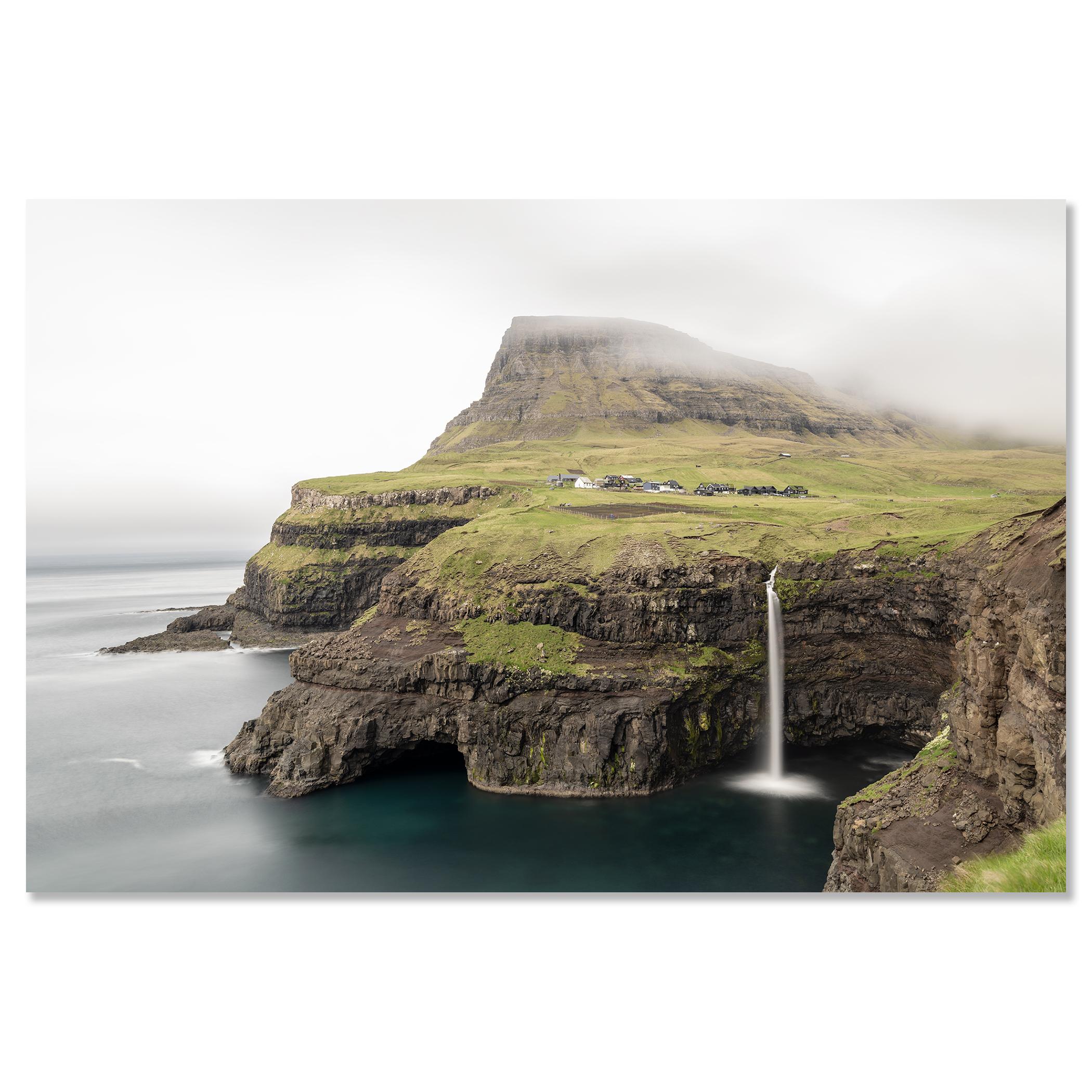 Cascada de Mulafossur, pueblo de Gasadalur, Islas Feroe - paisaje en color en venta 3