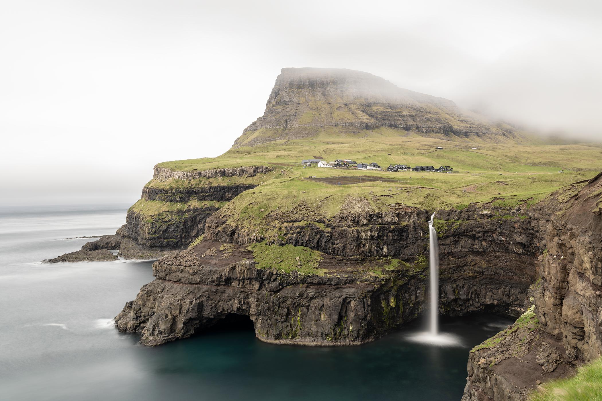 Black and White Photograph de Gerald Berghammer - Cascada de Mulafossur, pueblo de Gasadalur, Islas Feroe - paisaje en color