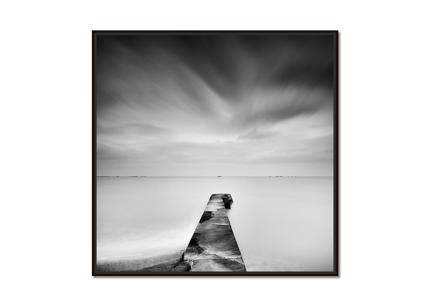 Mulberry- Hafen, Normandie, Frankreich, monochrome Fotografie, limitierte Auflage – Photograph von Gerald Berghammer