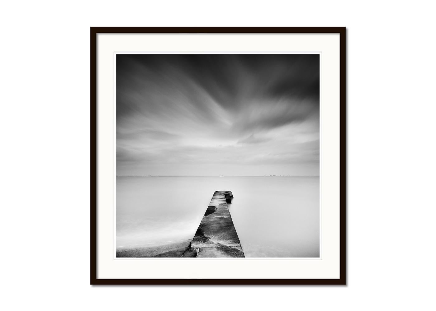 Mulberry- Hafen, Normandie, Frankreich, monochrome Fotografie, limitierte Auflage (Grau), Landscape Photograph, von Gerald Berghammer