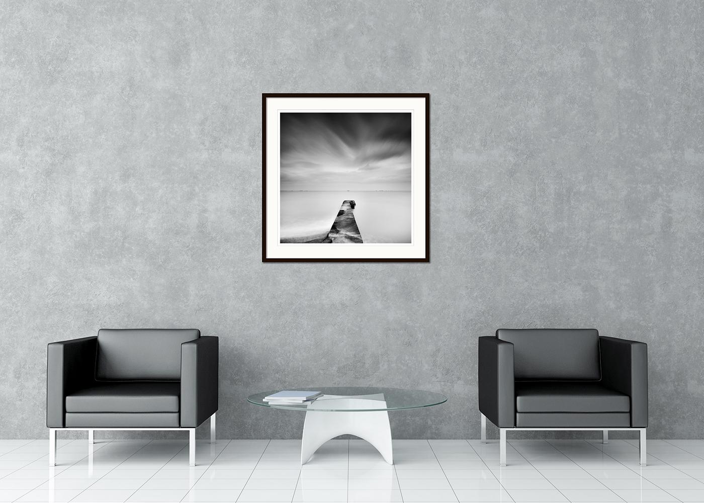 Schwarz-Weiß-Fotografie mit Langzeitbelichtung für Wasserlandschaften - Landschaftsfotografie. Pigmenttintendruck, Auflage 9, signiert, betitelt, datiert und nummeriert vom Künstler. Mit Echtheitszertifikat. Bedruckt mit einem 4 cm breiten weißen