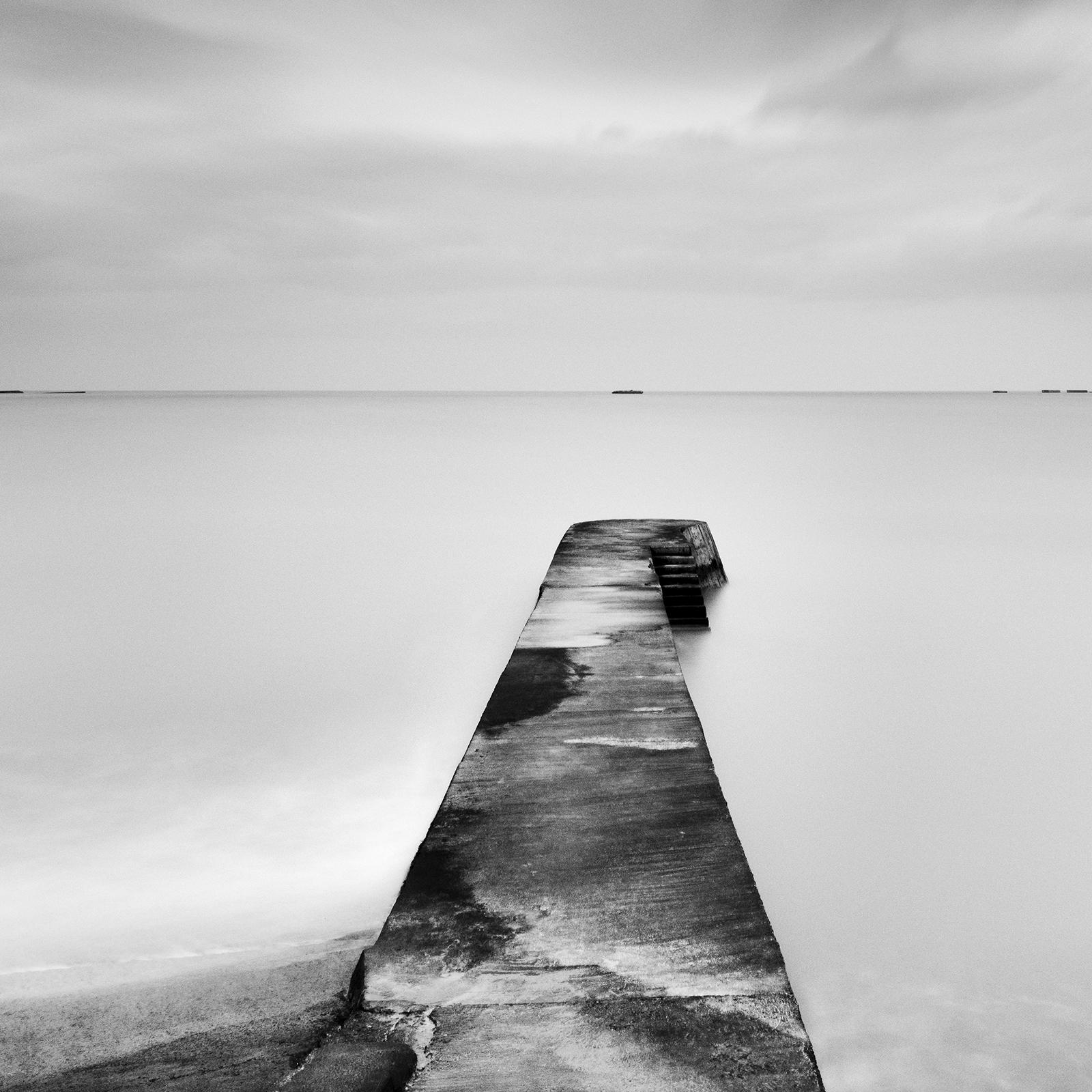 Mulberry- Hafen, Normandie, Frankreich, monochrome Fotografie, limitierte Auflage im Angebot 3