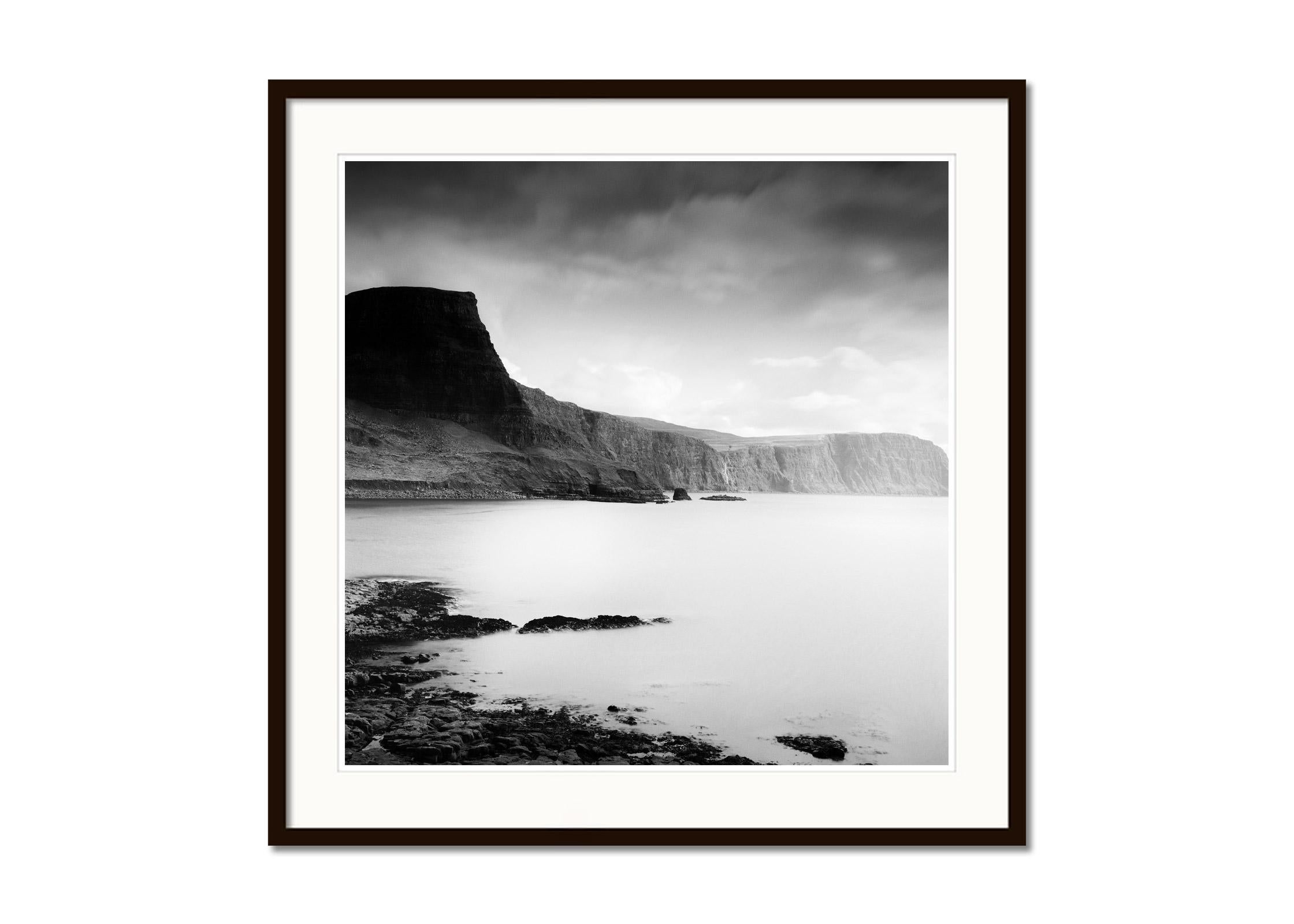 Neist Point, Isle Of You, Ecosse, photographie noir et blanc, tirage paysage - Gris Landscape Photograph par Gerald Berghammer
