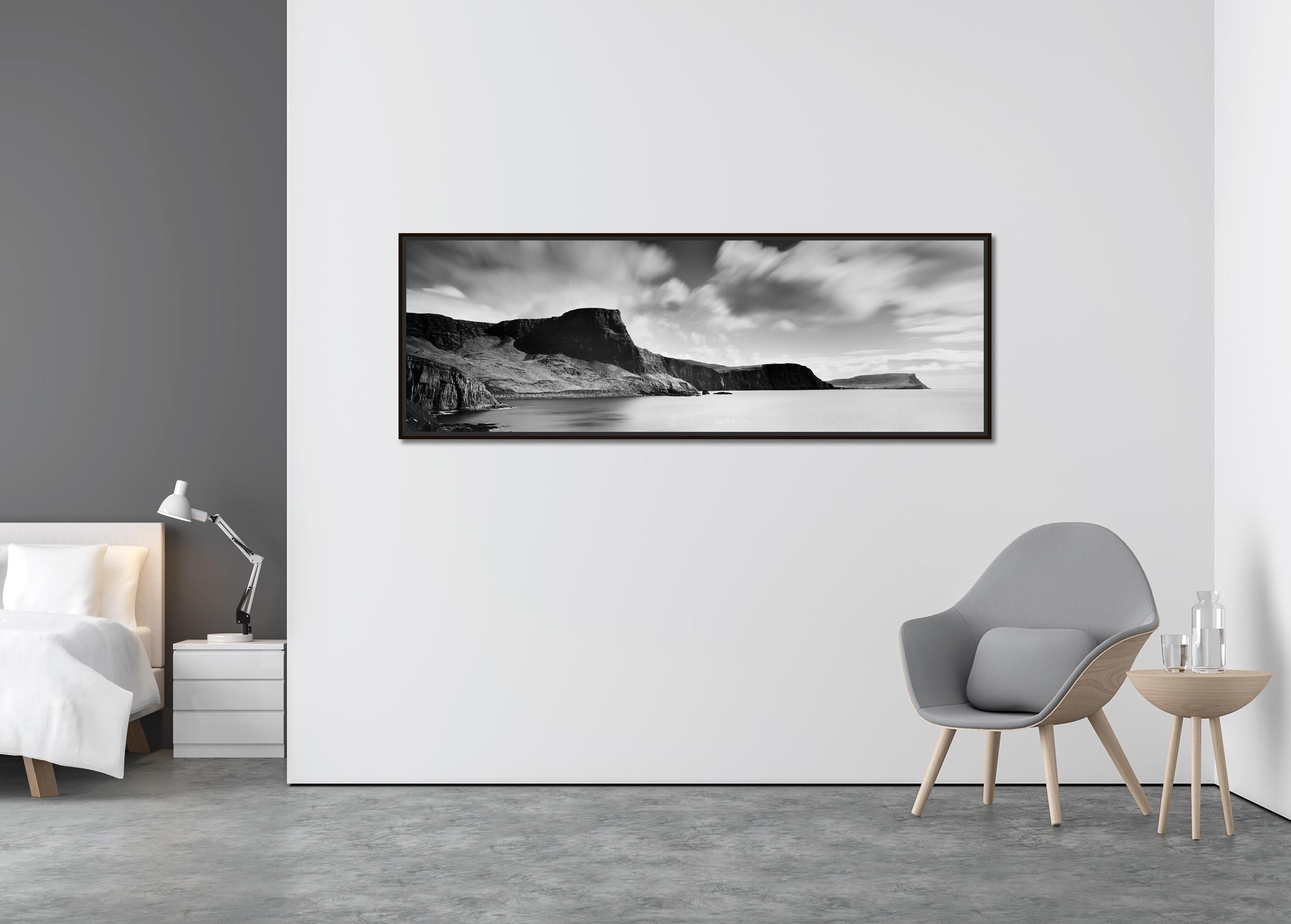 Neist Point Panorama Klippenwolken Küste Schottland Schwarz-Weiß Landschaftsfoto (Zeitgenössisch), Photograph, von Gerald Berghammer