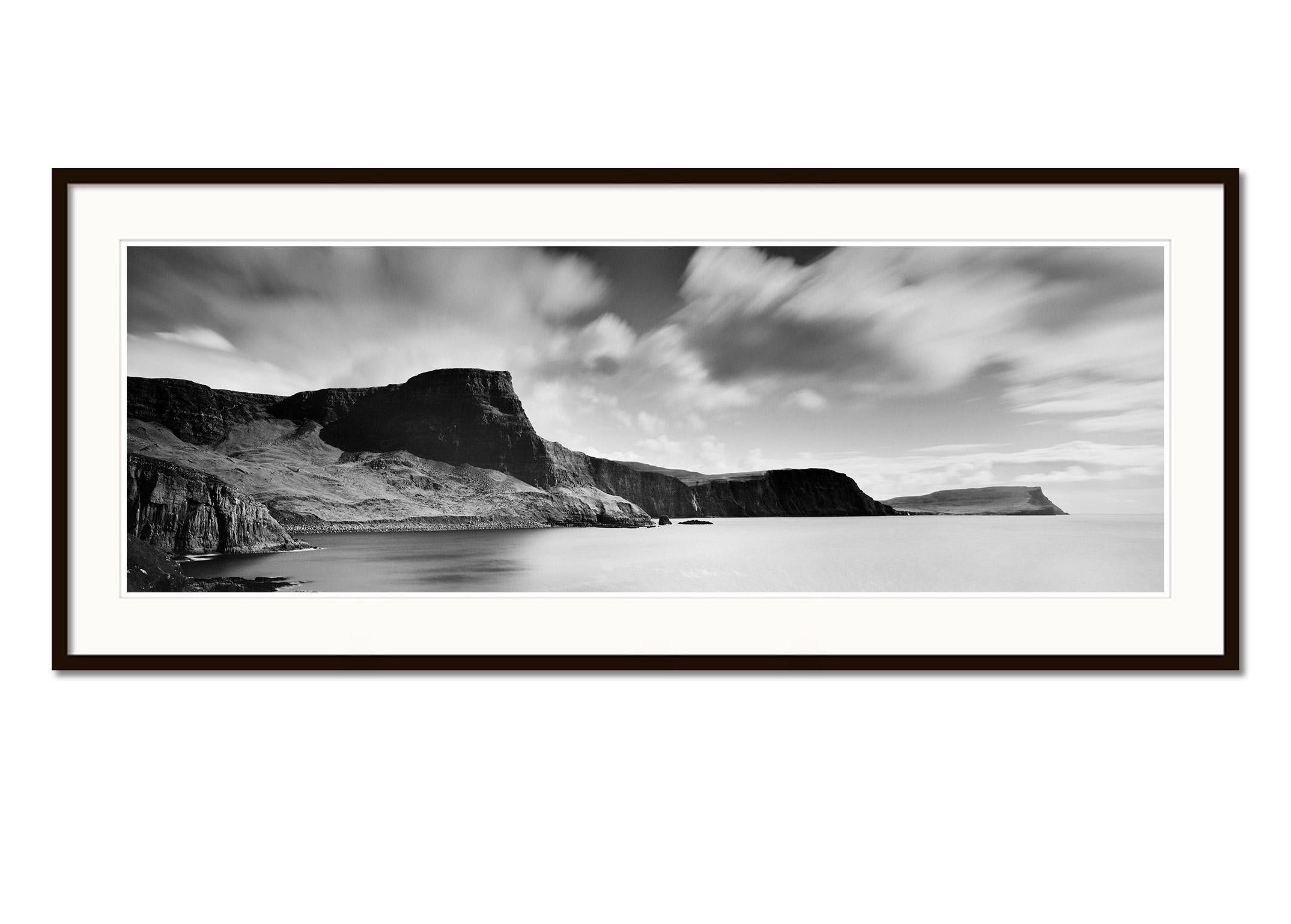 Neist Point Panorama Klippenwolken Küste Schottland Schwarz-Weiß Landschaftsfoto (Grau), Landscape Photograph, von Gerald Berghammer