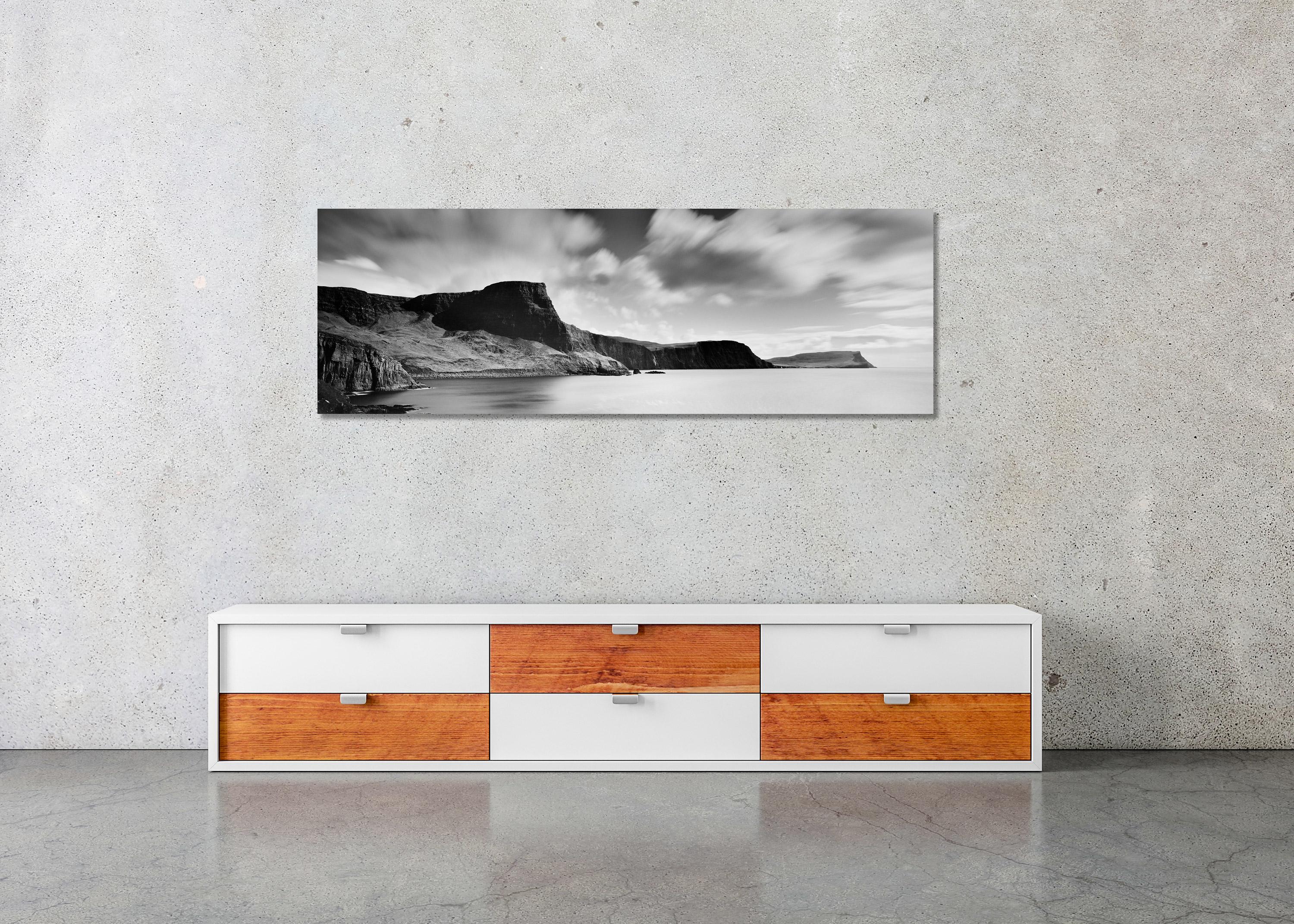 Neist Point Panorama Klippenwolken Küste Schottland Schwarz-Weiß Landschaftsfoto im Angebot 2