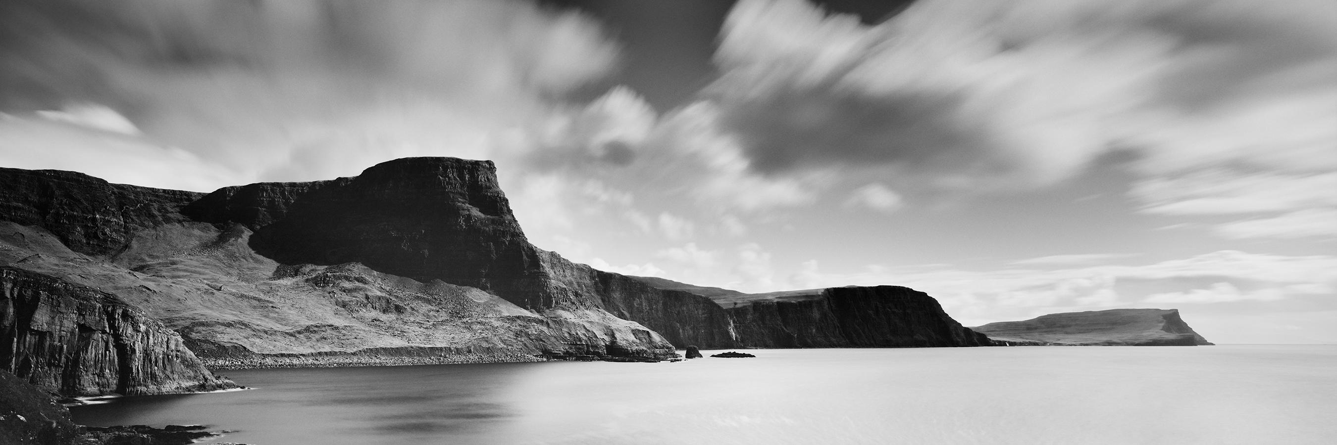 Gerald Berghammer Landscape Photograph – Neist Point Panorama Klippenwolken Küste Schottland Schwarz-Weiß Landschaftsfoto