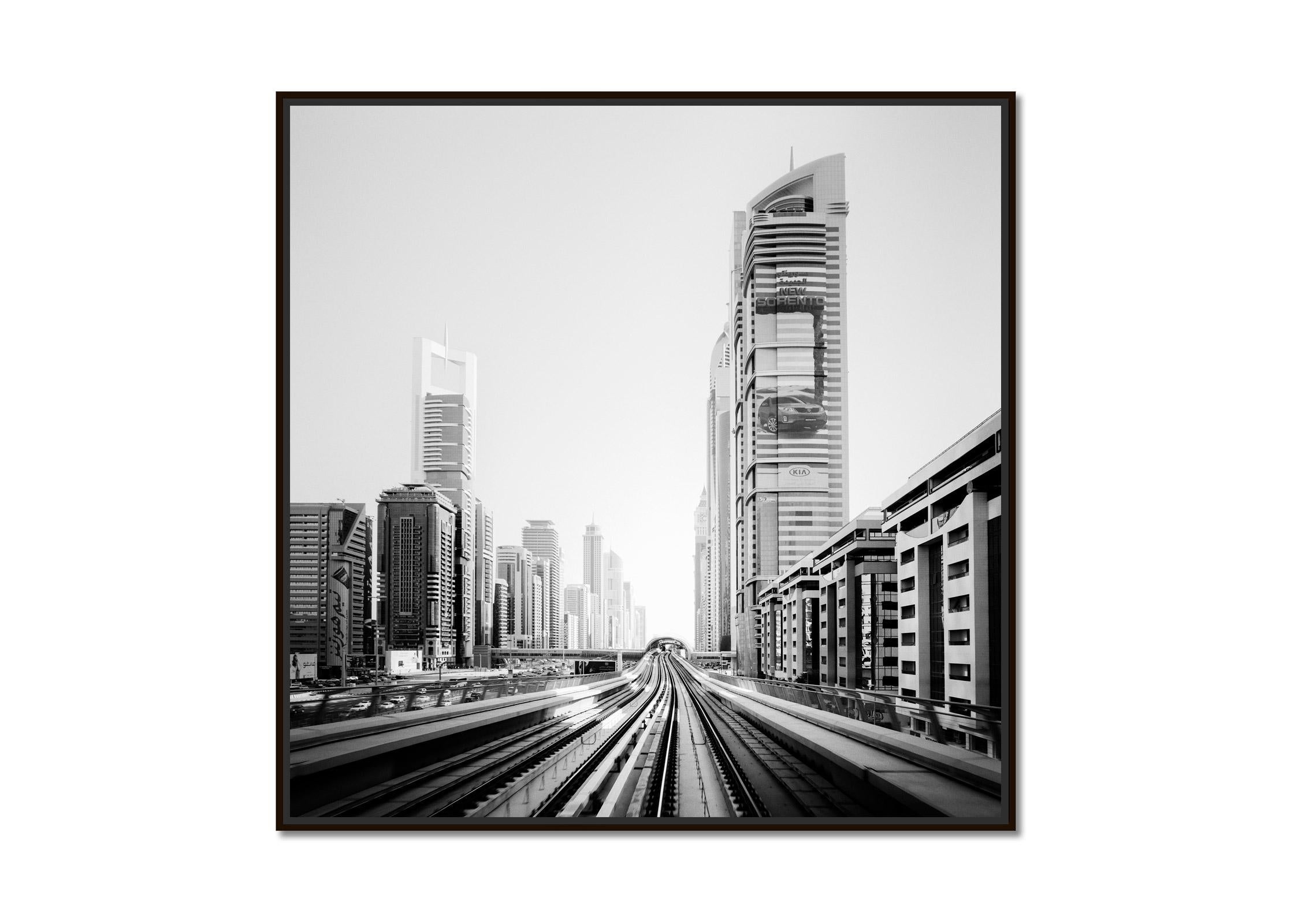 Sorento, Dubai Mega City, zeitgenössische Schwarz-Weiß-Fotografie-Landschaft – Photograph von Gerald Berghammer