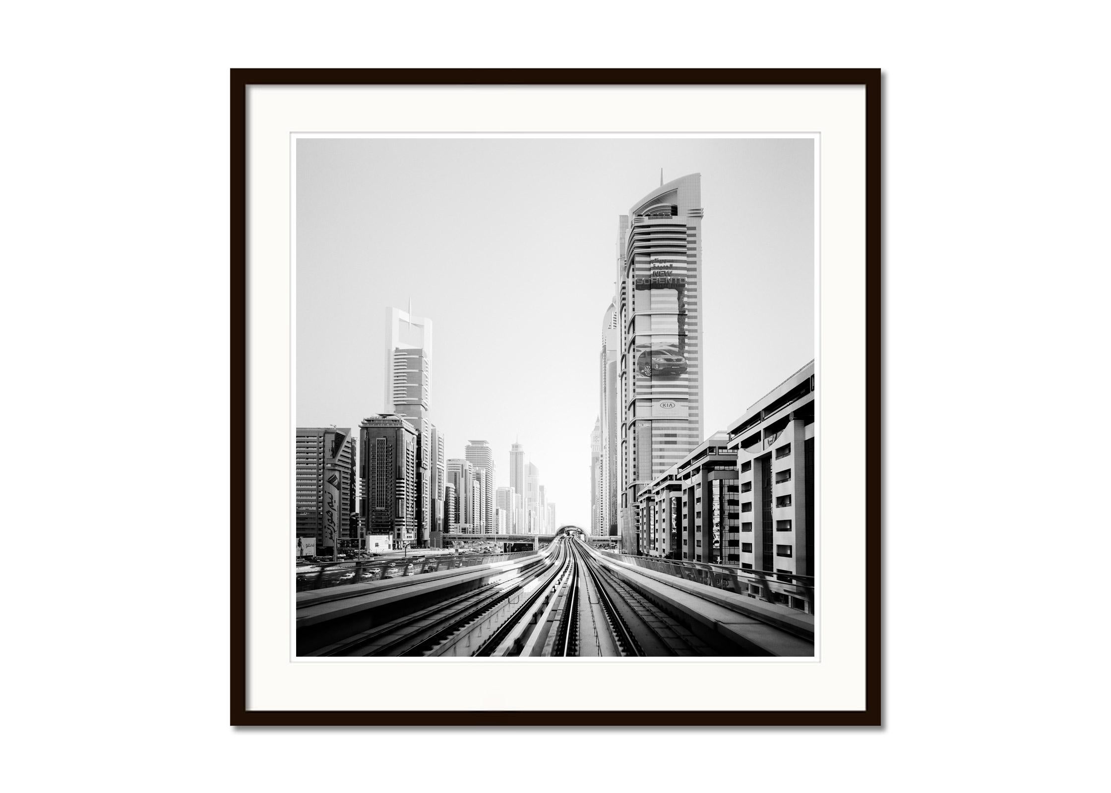 Sorento, Dubai Mega City, zeitgenössische Schwarz-Weiß-Fotografie-Landschaft (Grau), Abstract Photograph, von Gerald Berghammer