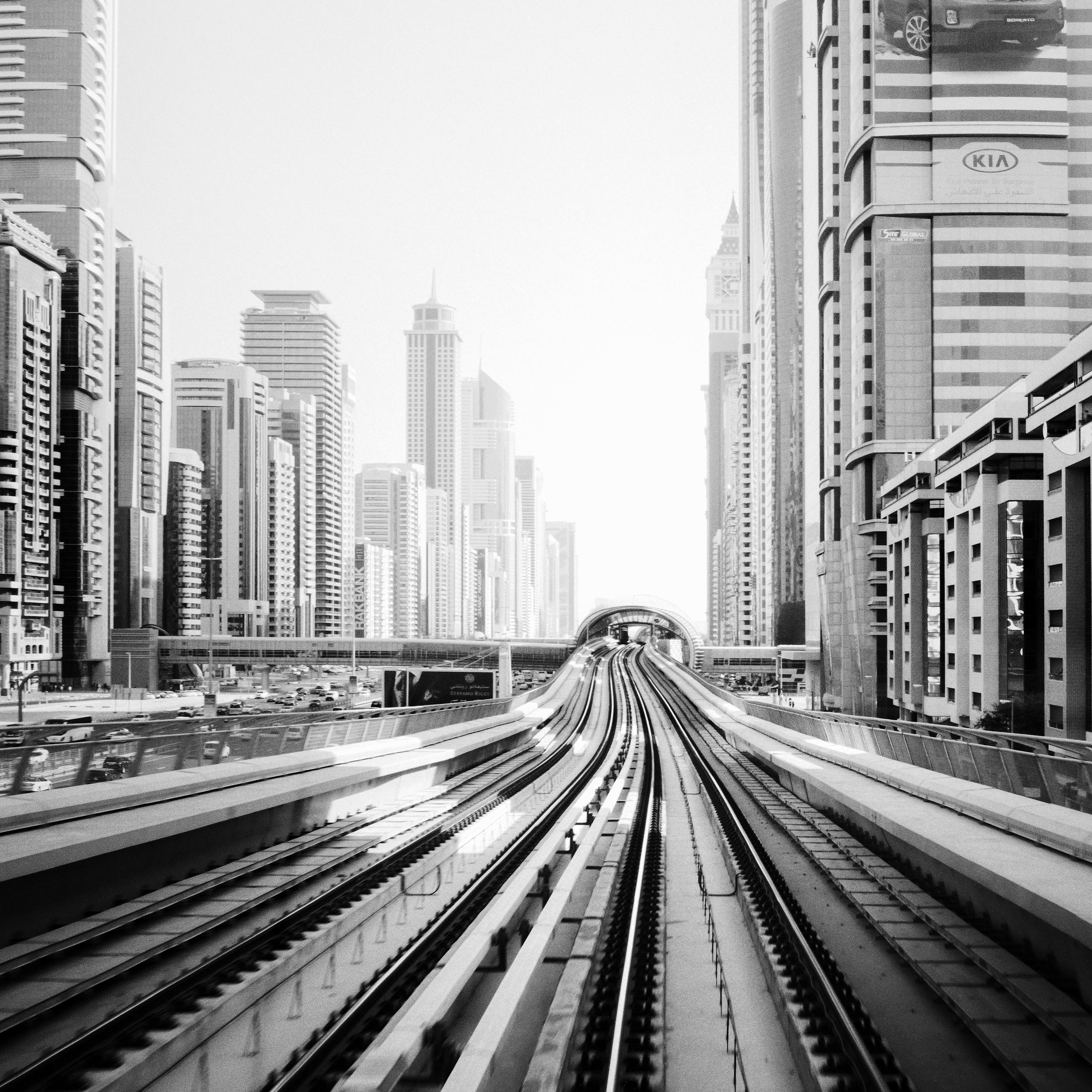 Sorento, Dubai Mega City, zeitgenössische Schwarz-Weiß-Fotografie-Landschaft im Angebot 3