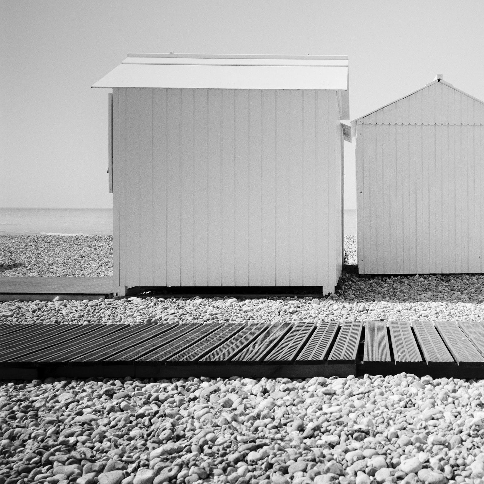 Beach Huts in der Normandie, Frankreich, Schwarz-Weiß, bildende Kunst, Landschaft, Fotografie im Angebot 5