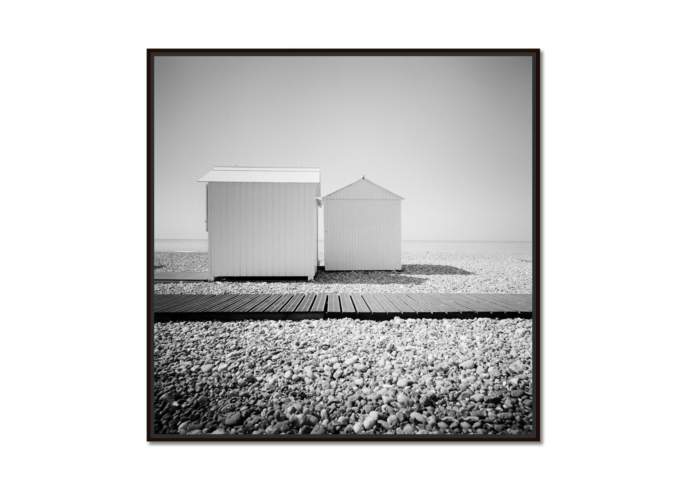 Beach Huts in der Normandie, Frankreich, Schwarz-Weiß, bildende Kunst, Landschaft, Fotografie – Photograph von Gerald Berghammer
