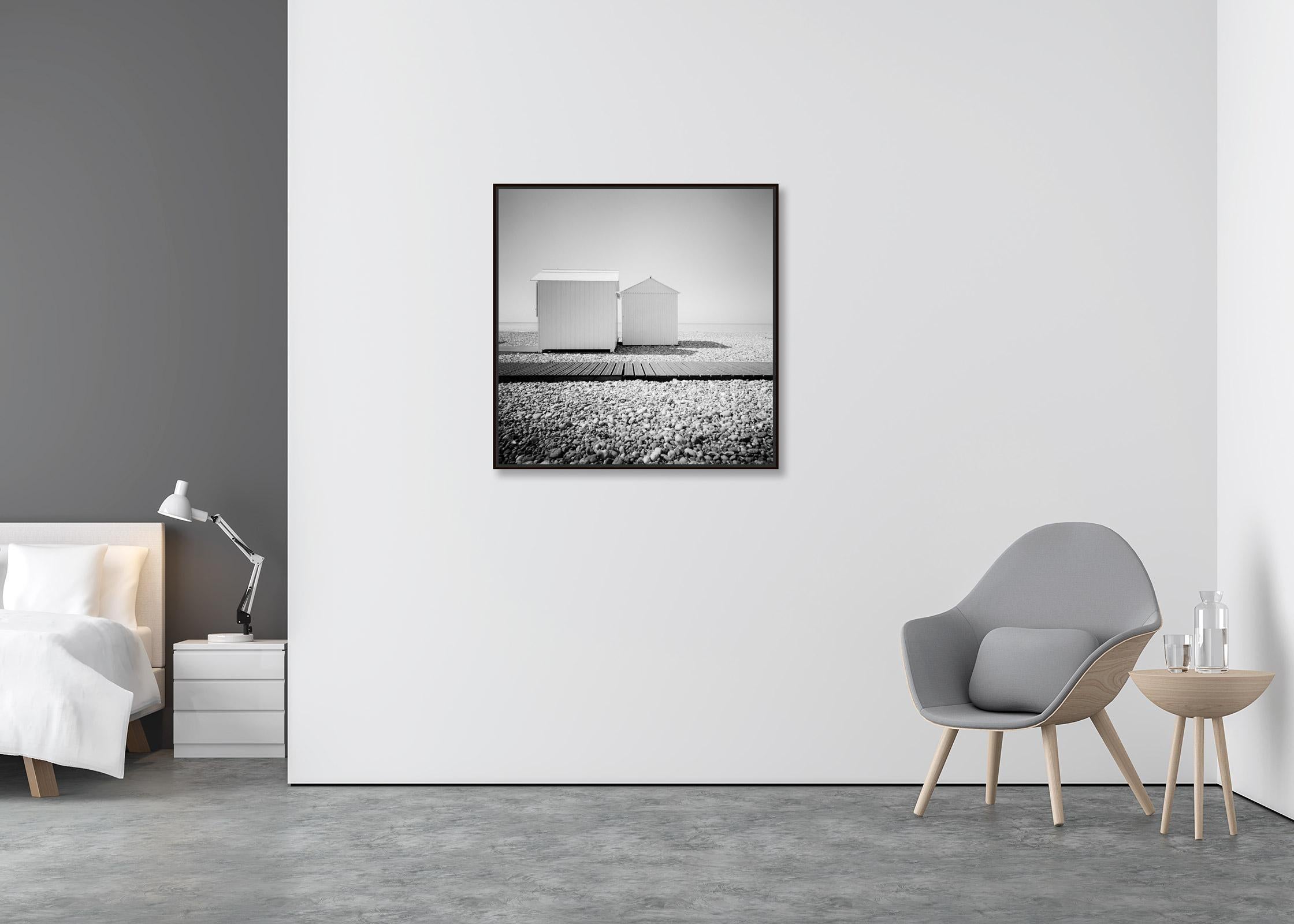 Beach Huts in der Normandie, Frankreich, Schwarz-Weiß, bildende Kunst, Landschaft, Fotografie (Zeitgenössisch), Photograph, von Gerald Berghammer