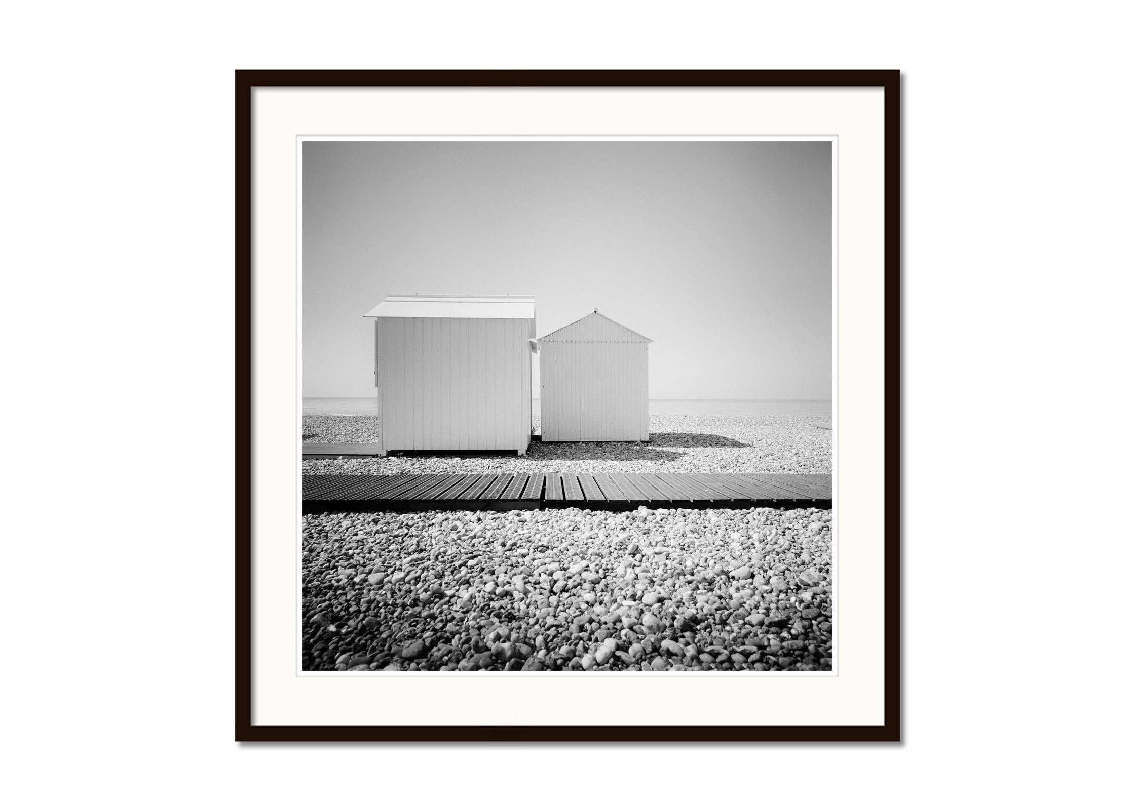 Beach Huts in der Normandie, Frankreich, Schwarz-Weiß, bildende Kunst, Landschaft, Fotografie (Grau), Landscape Photograph, von Gerald Berghammer