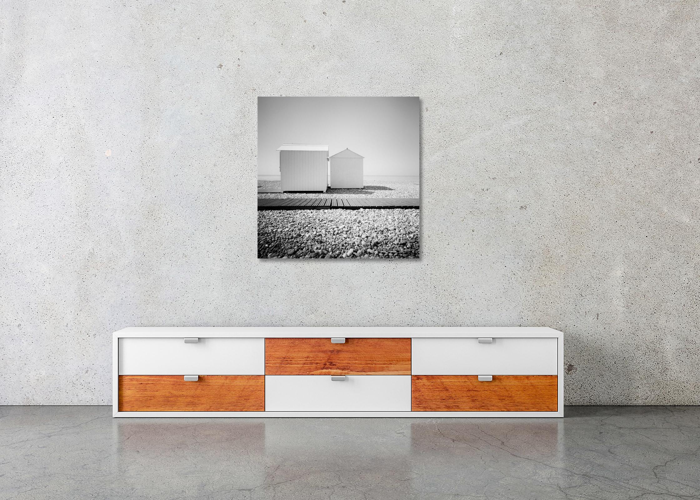 Beach Huts in der Normandie, Frankreich, Schwarz-Weiß, bildende Kunst, Landschaft, Fotografie im Angebot 1