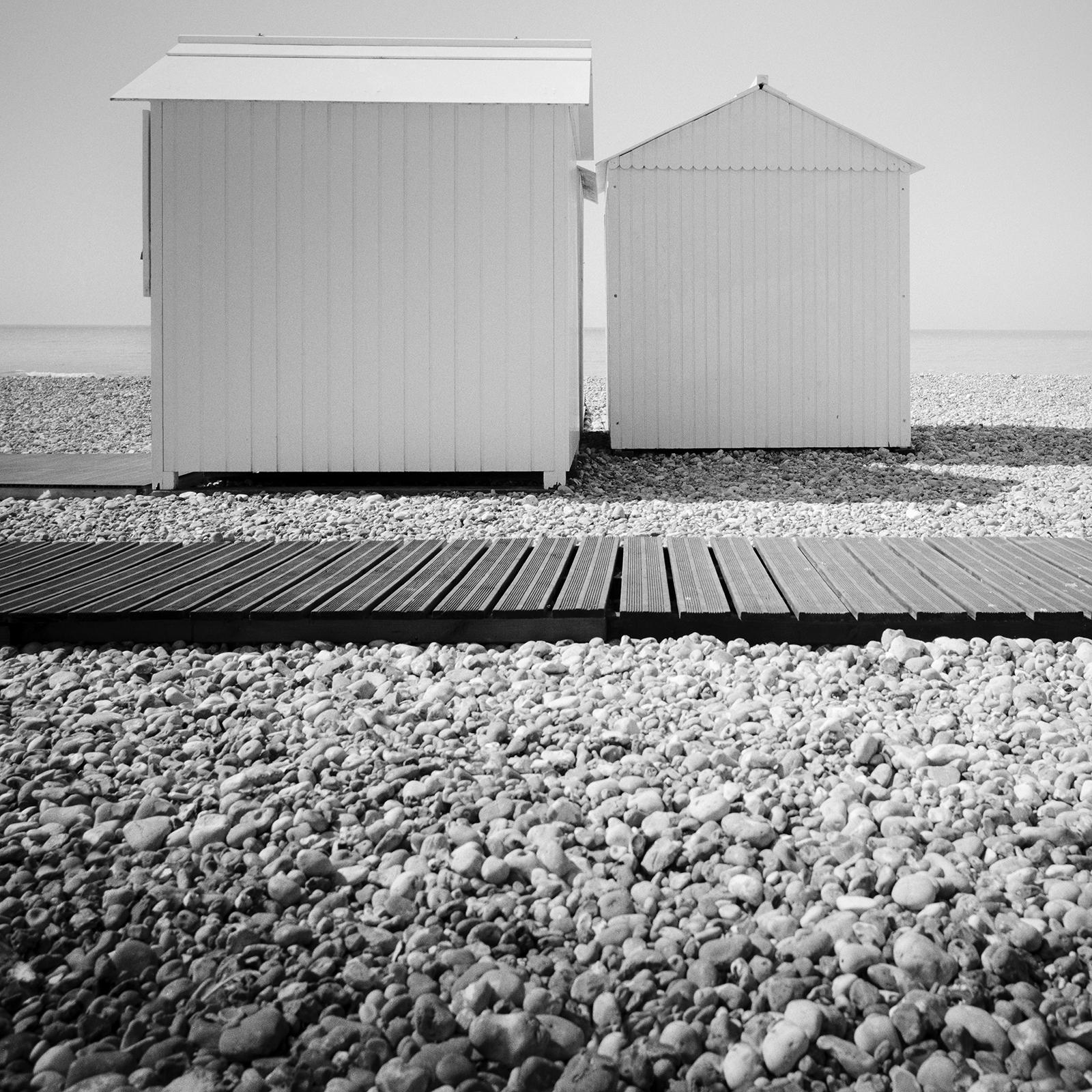Beach Huts in der Normandie, Frankreich, Schwarz-Weiß, bildende Kunst, Landschaft, Fotografie im Angebot 3