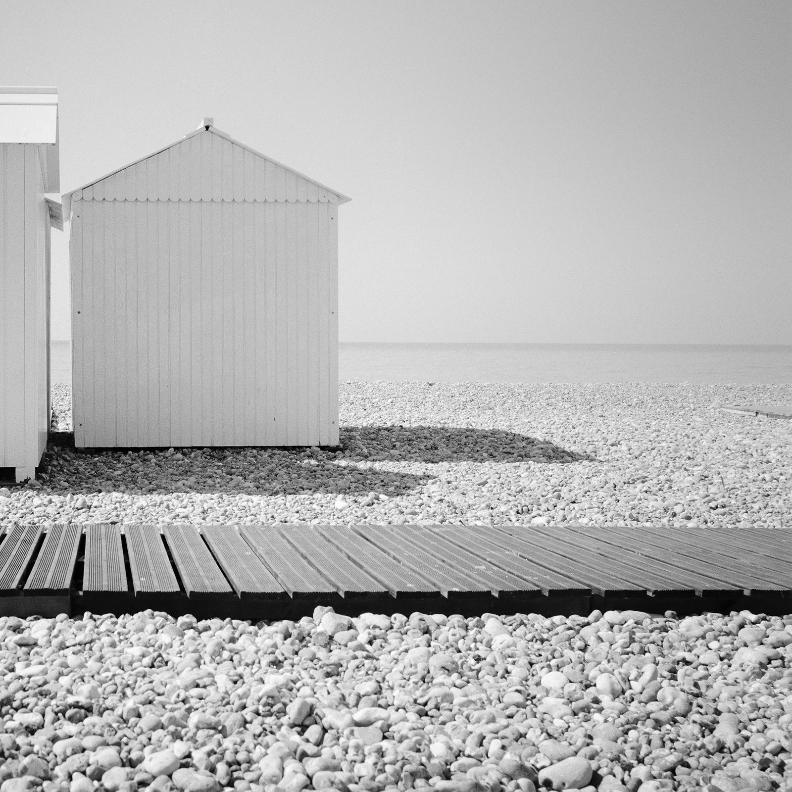 Beach Huts in der Normandie, Frankreich, Schwarz-Weiß, bildende Kunst, Landschaft, Fotografie im Angebot 4