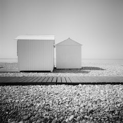 Beach Huts in der Normandie, Frankreich, Schwarz-Weiß, bildende Kunst, Landschaft, Fotografie