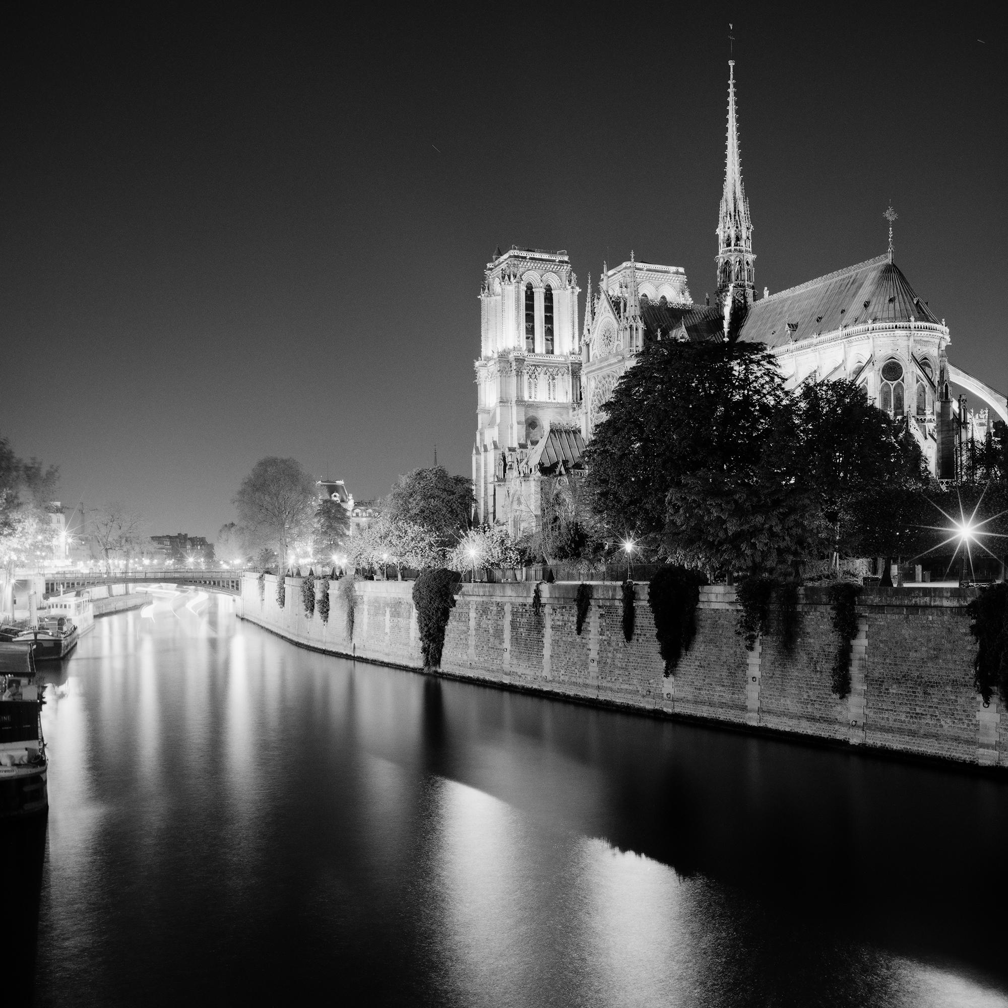 Notre Dame, Cathédrale, Nuit, Paris, photographie noir et blanc, édition limitée en vente 5