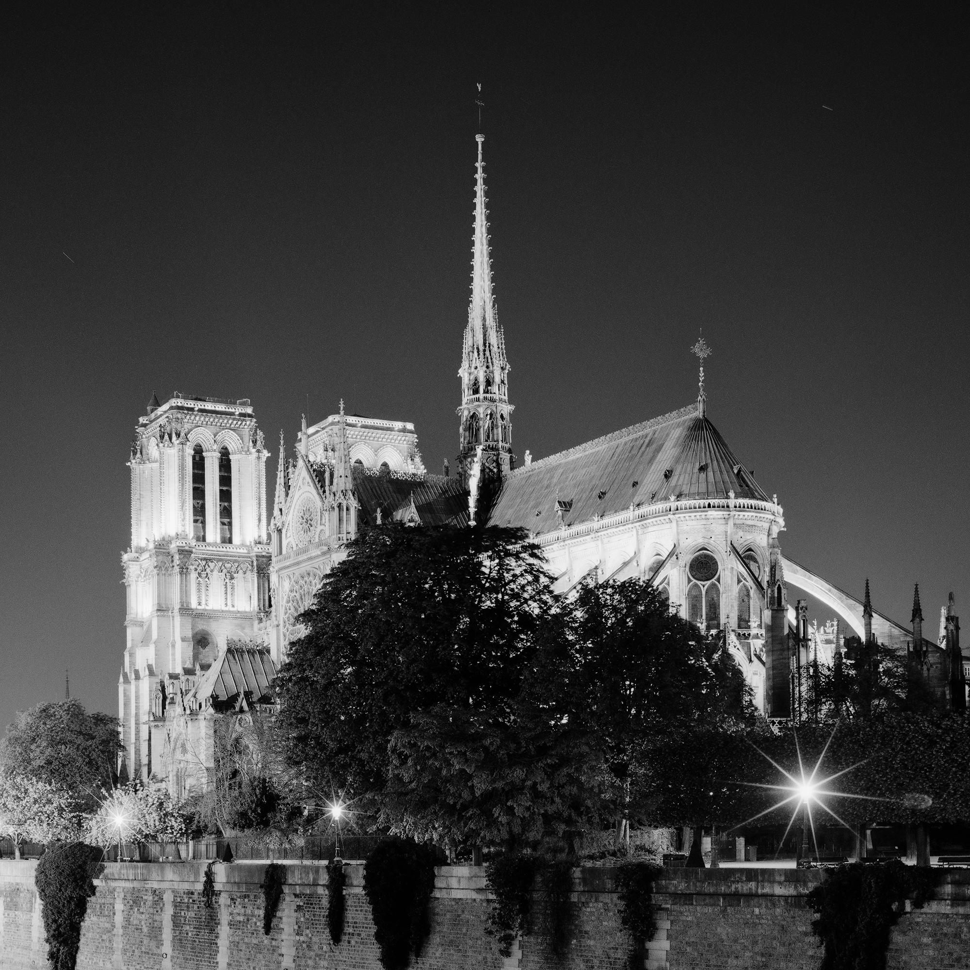 Notre Dame, Cathédrale, Nuit, Paris, photographie noir et blanc, édition limitée en vente 7