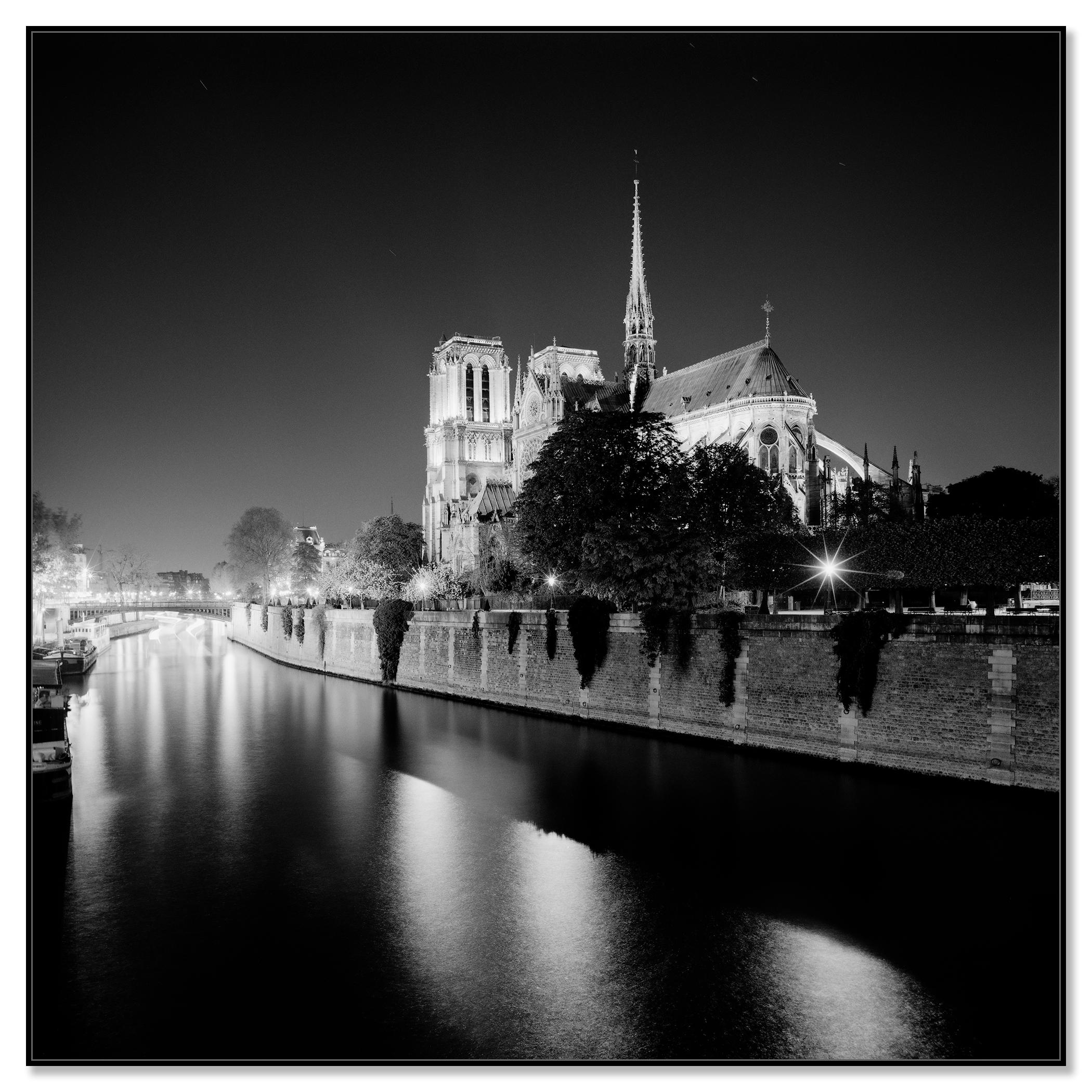 Notre Dame, Cathédrale, Nuit, Paris, photographie noir et blanc, édition limitée - Contemporain Photograph par Gerald Berghammer
