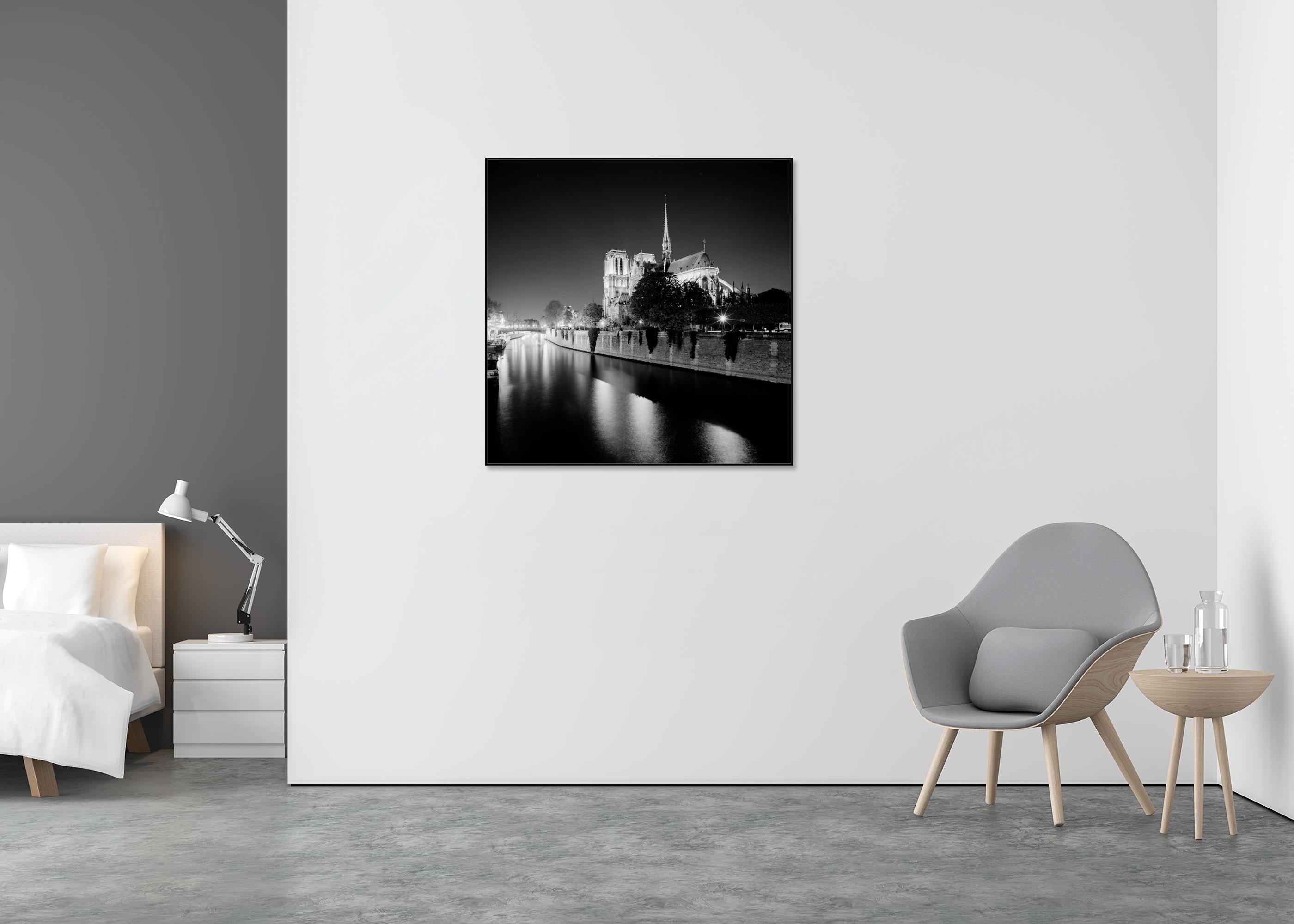 Notre Dame, Cathédrale, Nuit, Paris, photographie noir et blanc, édition limitée - Noir Black and White Photograph par Gerald Berghammer
