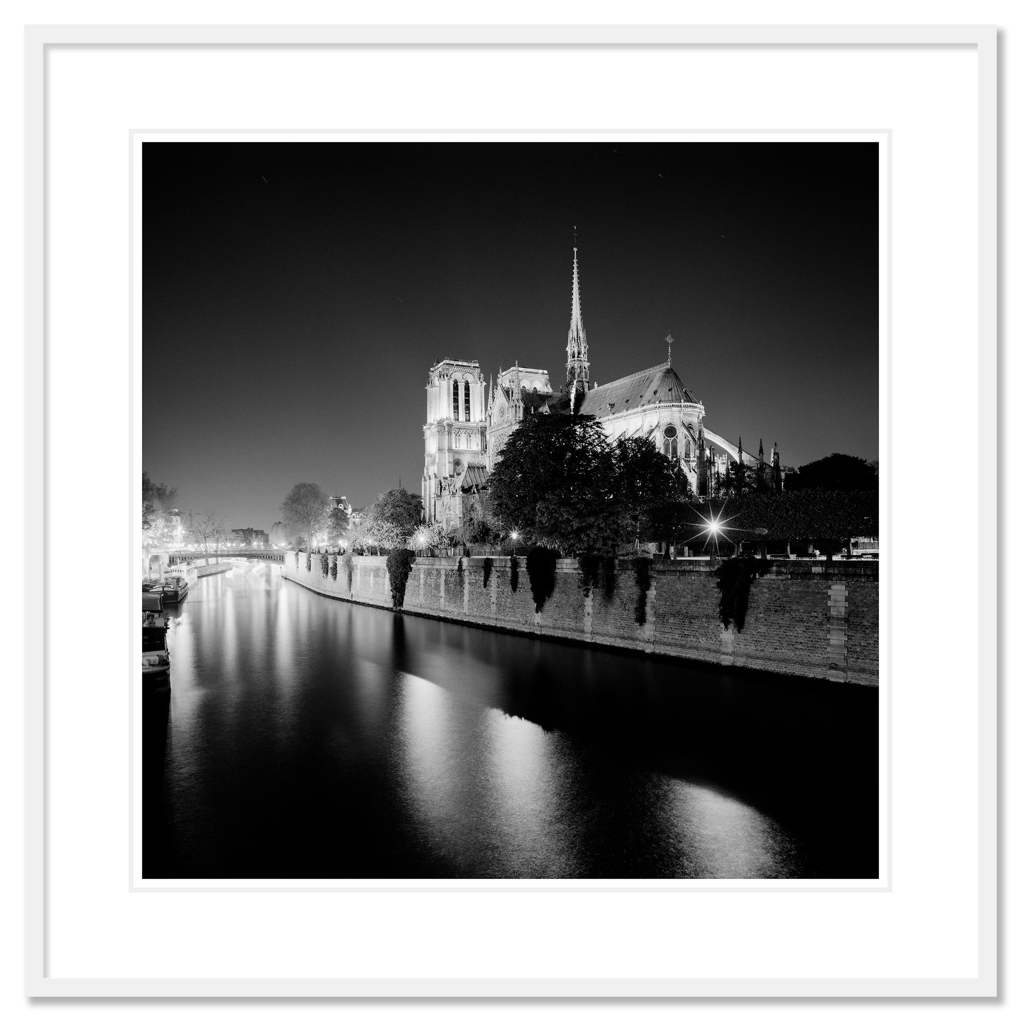 Photographie de paysage en noir et blanc. Épreuve à l'encre pigmentaire d'archives, édition de 9 exemplaires. Signée, titrée, datée et numérotée par l'artiste. Certificat d'authenticité inclus. Imprimé avec une bordure blanche de 4 cm.
Photographe