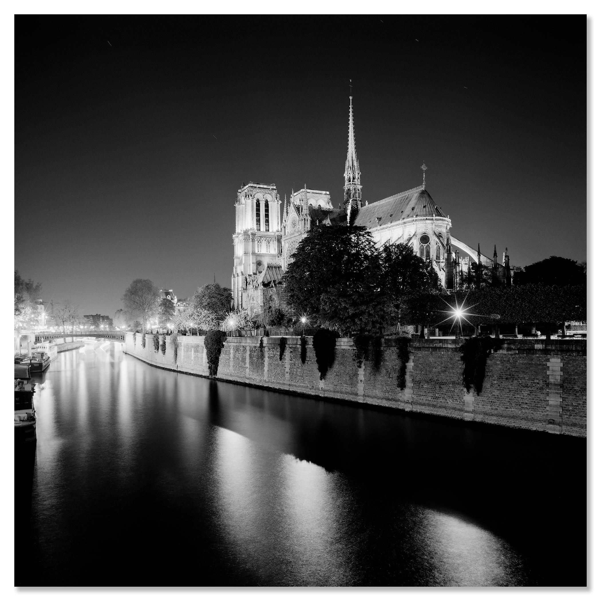 Notre Dame, Cathédrale, Nuit, Paris, photographie noir et blanc, édition limitée en vente 3