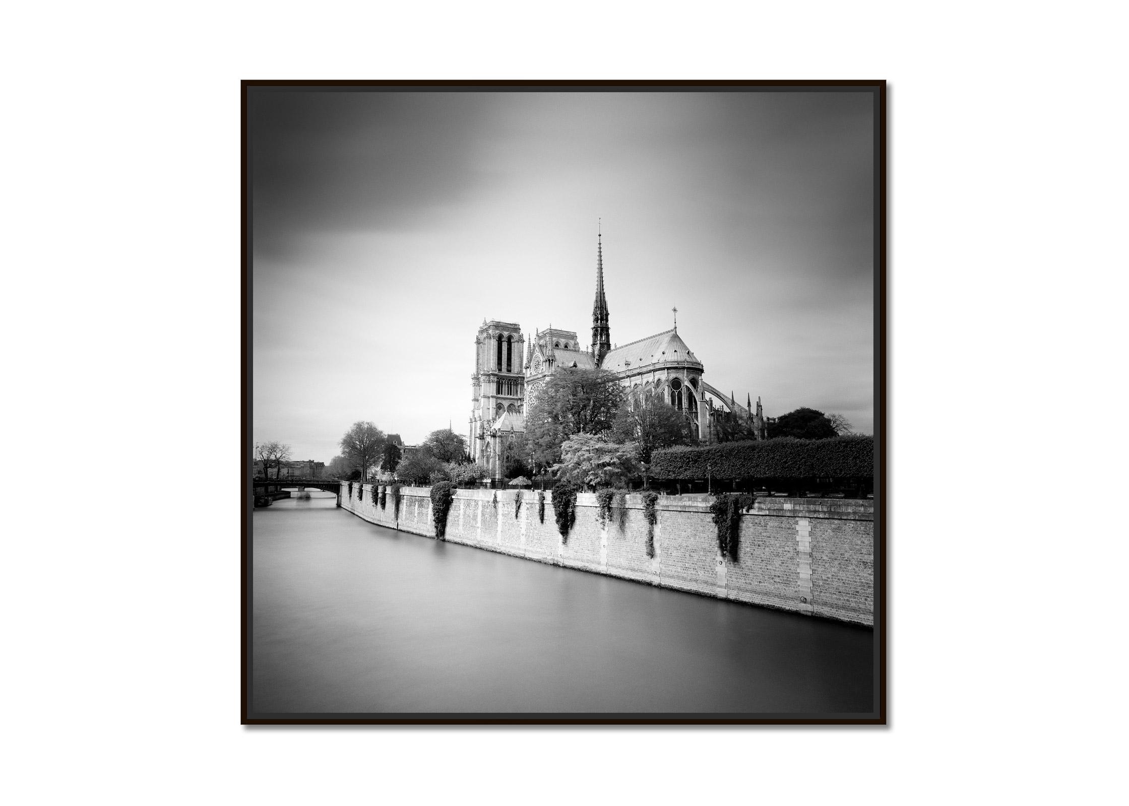 Notre Dame, Tageslicht, Seine, Paris, Frankreich, Schwarz-Weiß-Landschaftsfotografie – Photograph von Gerald Berghammer