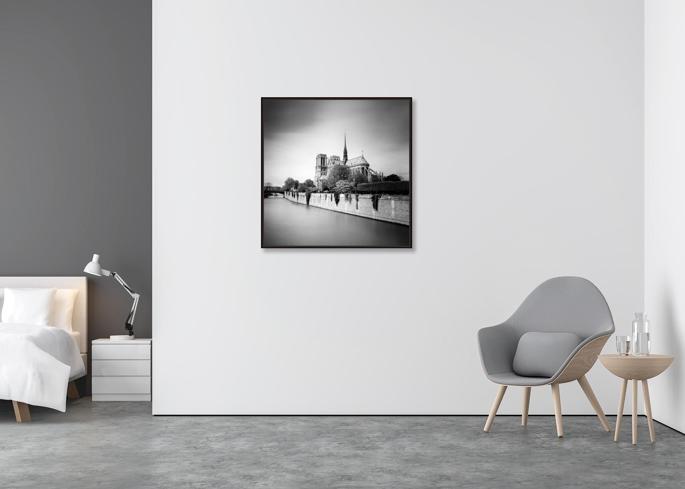 Notre Dame, Tageslicht, Seine, Paris, Frankreich, Schwarz-Weiß-Landschaftsfotografie (Abstrakt), Photograph, von Gerald Berghammer
