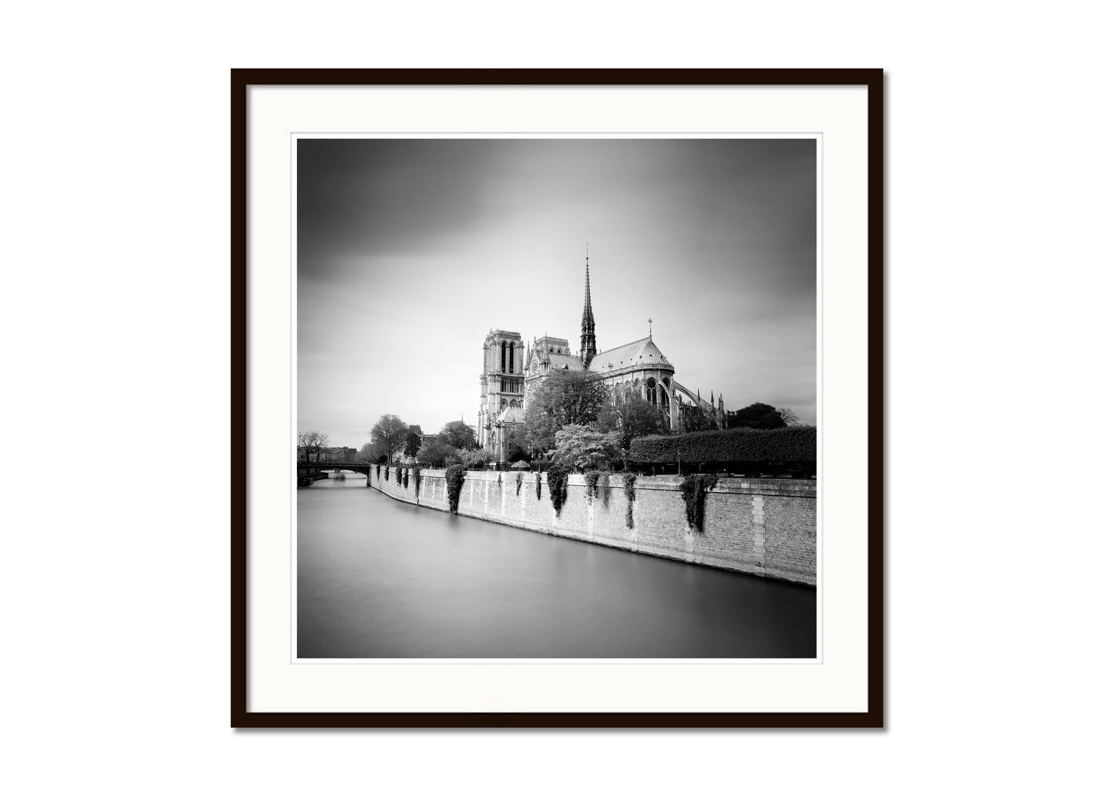 Notre Dame, Tageslicht, Seine, Paris, Frankreich, Schwarz-Weiß-Landschaftsfotografie (Grau), Landscape Photograph, von Gerald Berghammer