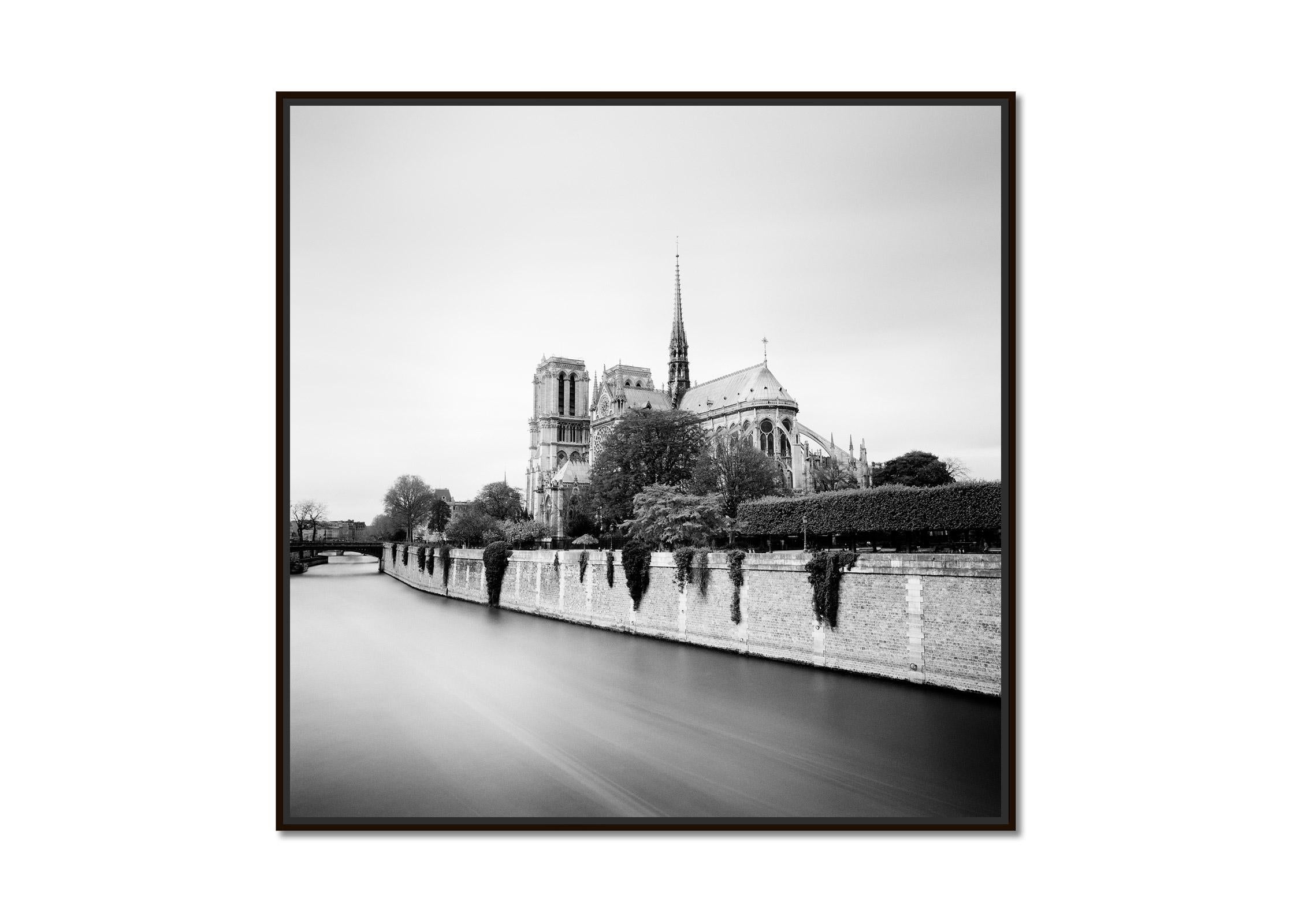 Notre Dame, Paris, Frankreich, Schwarz-Weiß- Minimalismus-Landschaftsfotografie – Photograph von Gerald Berghammer