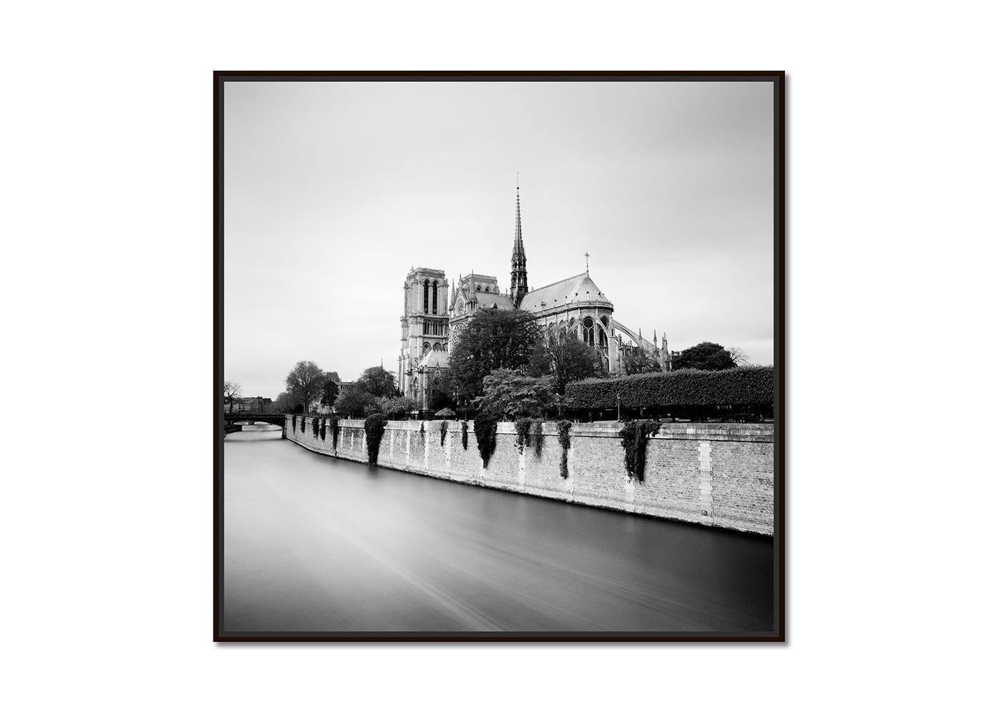 Notre Dame, Parigi, Francia, fotografia d'arte paesaggistica minimalista in bianco e nero - Photograph di Gerald Berghammer