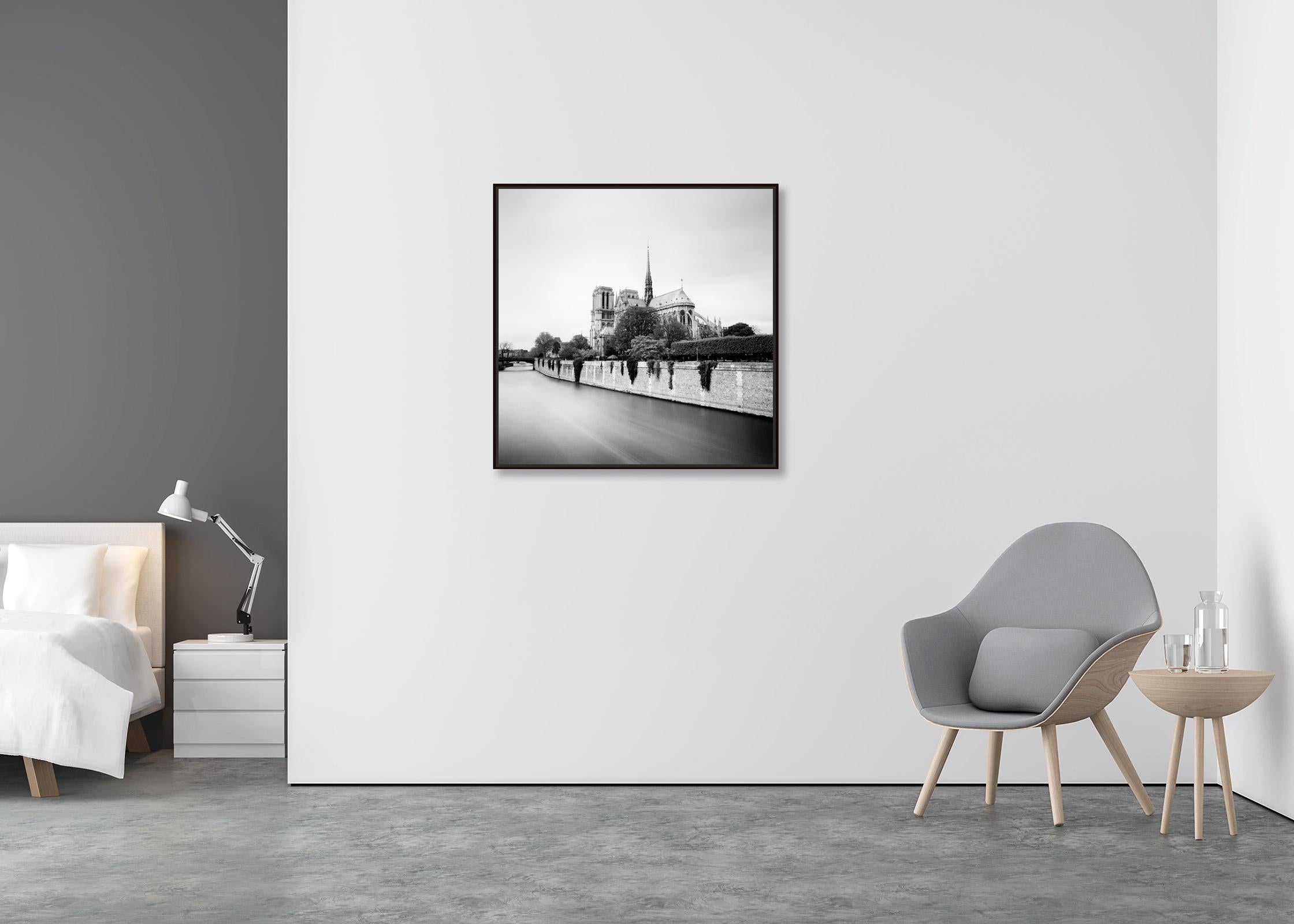 Notre Dame, Paris, Frankreich, Schwarz-Weiß- Minimalismus-Landschaftsfotografie (Zeitgenössisch), Photograph, von Gerald Berghammer