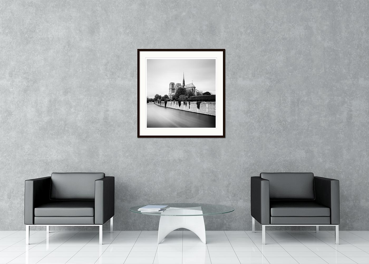 Paesaggio urbano minimalista in bianco e nero - fotografia di paesaggio. La Cattedrale di Notre Dame è l'anima e il cuore di Parigi. Stampa a inchiostro pigmentato d'archivio, edizione di 9 esemplari. Firmato, intitolato, datato e numerato