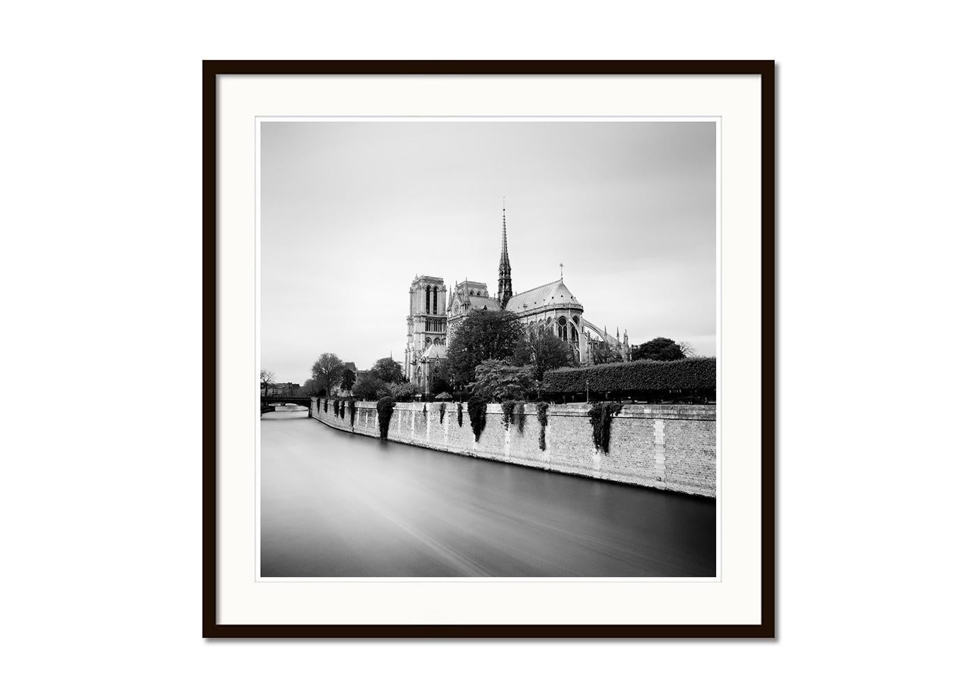 Notre Dame, Parigi, Francia, fotografia d'arte paesaggistica minimalista in bianco e nero - Black and White Photograph Grigio di Gerald Berghammer