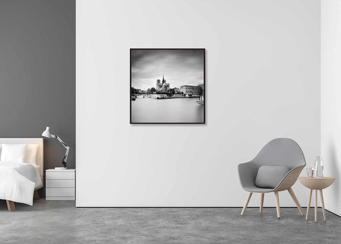 Notre Dame Seine Parigi, Francia, fotografia in bianco e nero, paesaggio d'autore - Photograph Contemporaneo di Gerald Berghammer