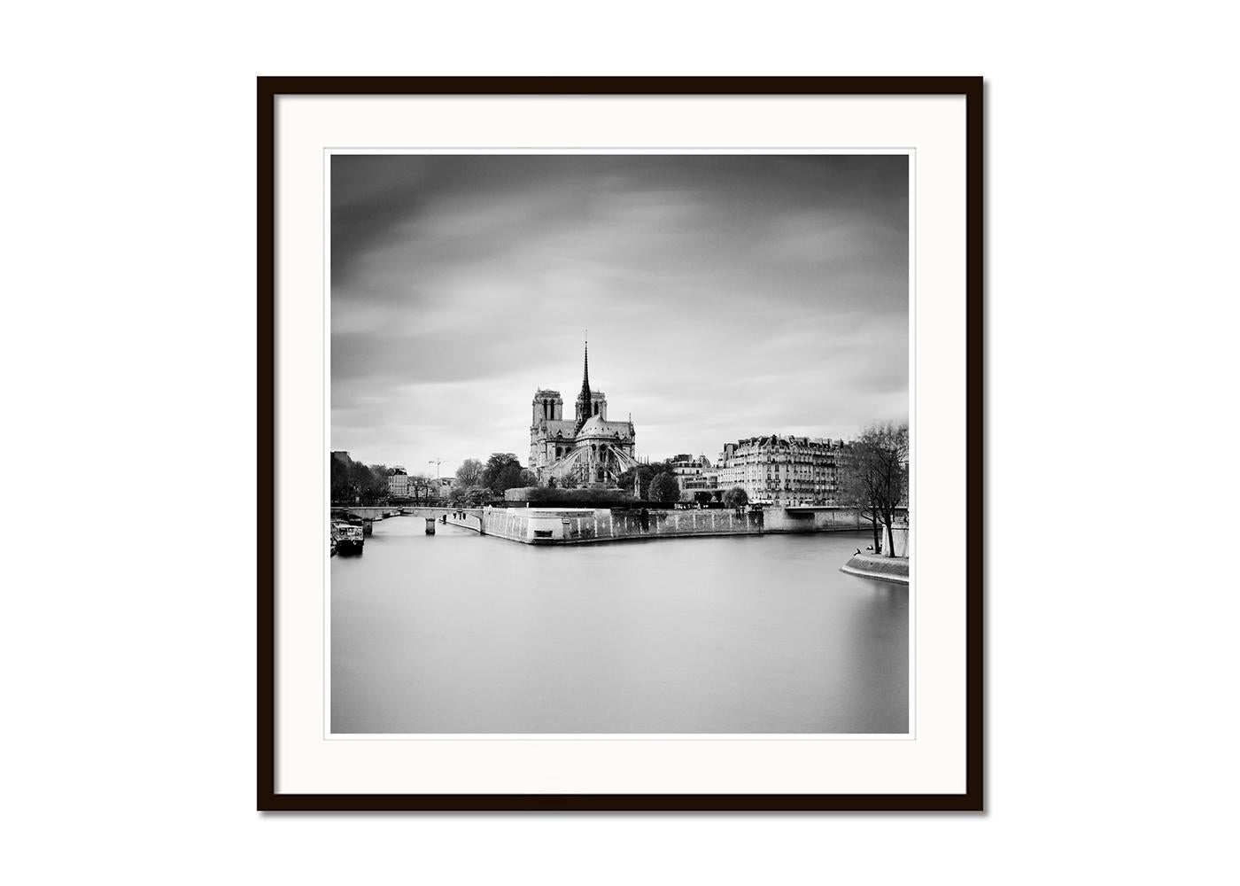 Notre Dame Seine Parigi, Francia, fotografia in bianco e nero, paesaggio d'autore - Landscape Photograph Grigio di Gerald Berghammer