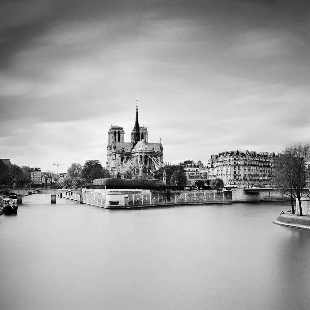 Landscape Photograph di Gerald Berghammer - Notre Dame Seine Parigi, Francia, fotografia in bianco e nero, paesaggio d'autore