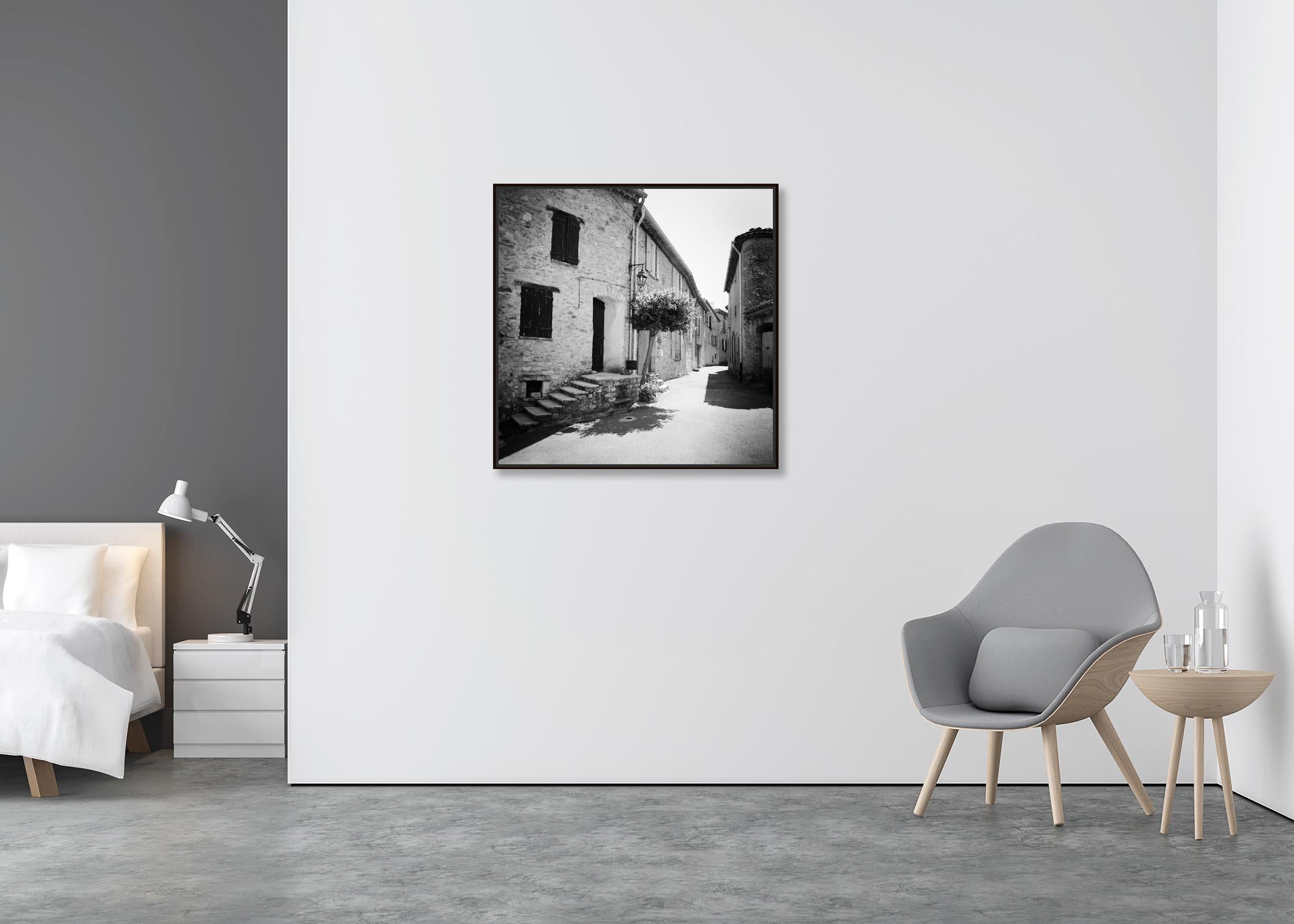 Vecchio vicolo con vecchie case in pietra, Francia, fotografia in bianco e nero, limitata - Photograph Contemporaneo di Gerald Berghammer