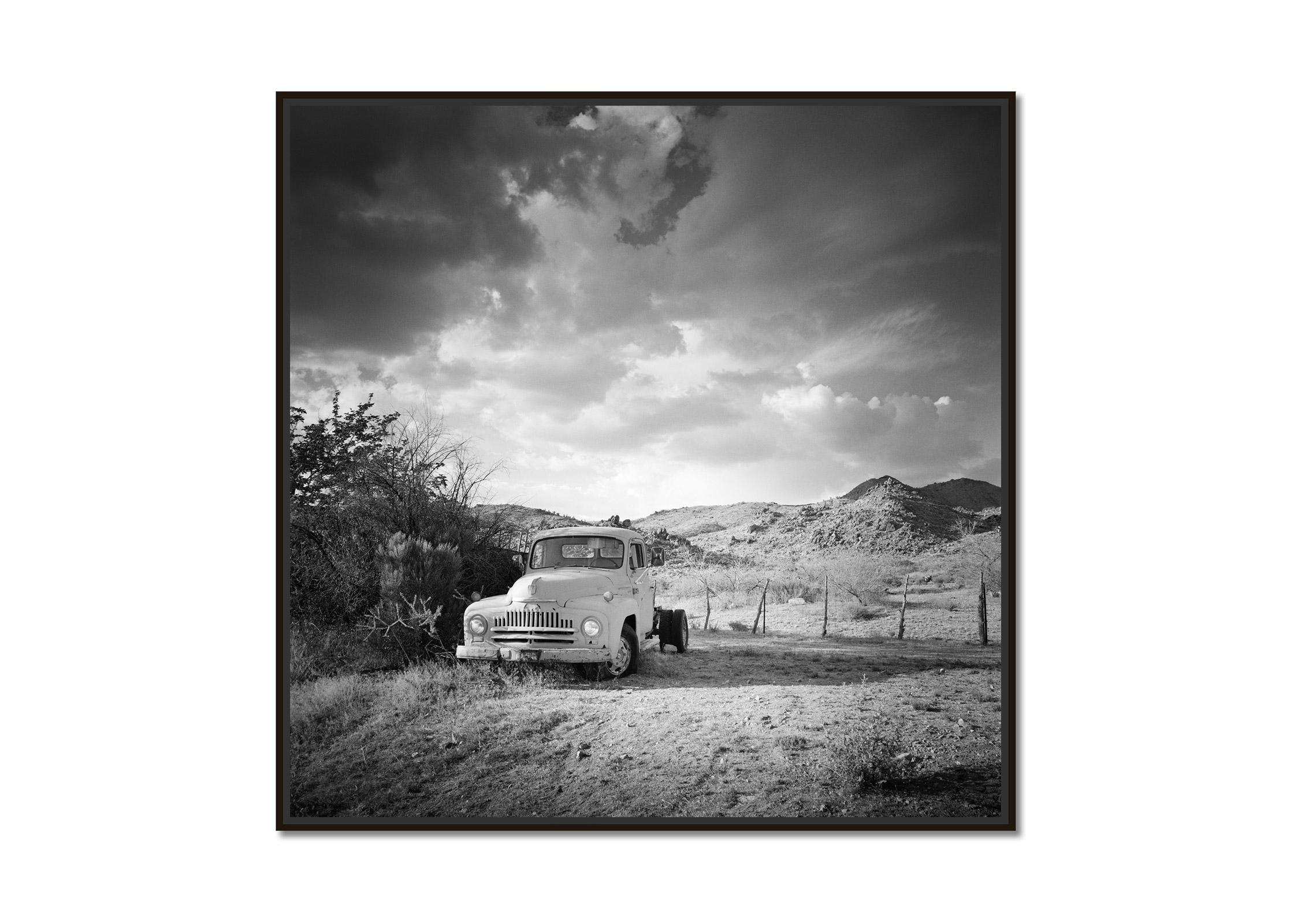 Old Car, Wüste, Route 66, Arizona, USA, Schwarz-Weiß-Fotografie, Landschaft – Photograph von Gerald Berghammer