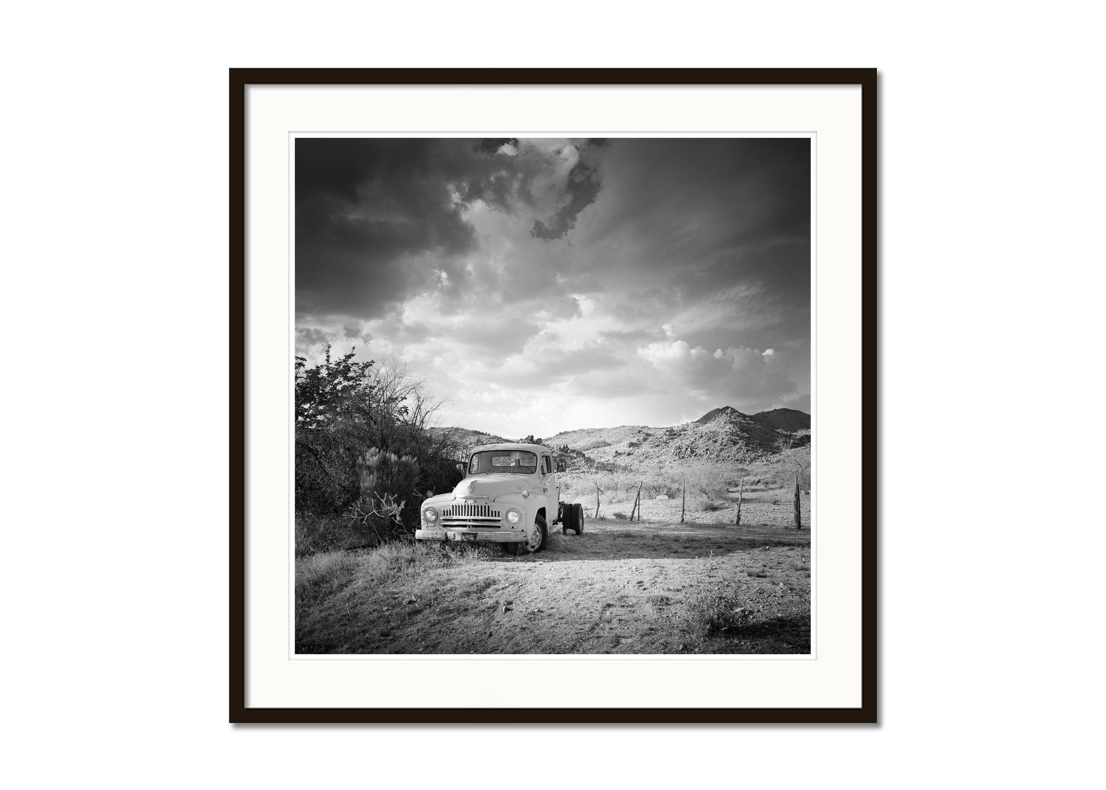 Old Car, Wüste, Route 66, Arizona, USA, Schwarz-Weiß-Fotografie, Landschaft (Grau), Landscape Photograph, von Gerald Berghammer